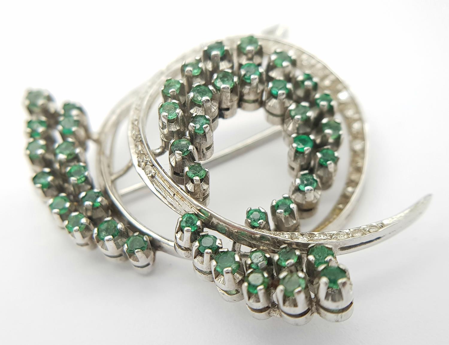 A Beautiful 18K White Gold Emerald and Diamond Swirling Brooch. 2ctw of round cut emeralds and - Image 2 of 8