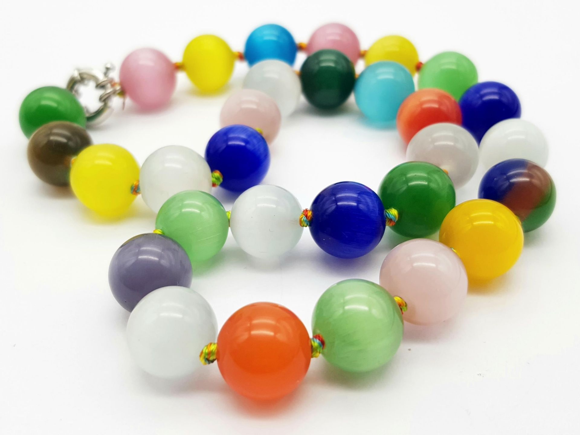 A Vibrant Multi-Coloured Cat's Eye Large Beaded Necklace. 14mm beads. 44cm necklace length. - Image 4 of 4