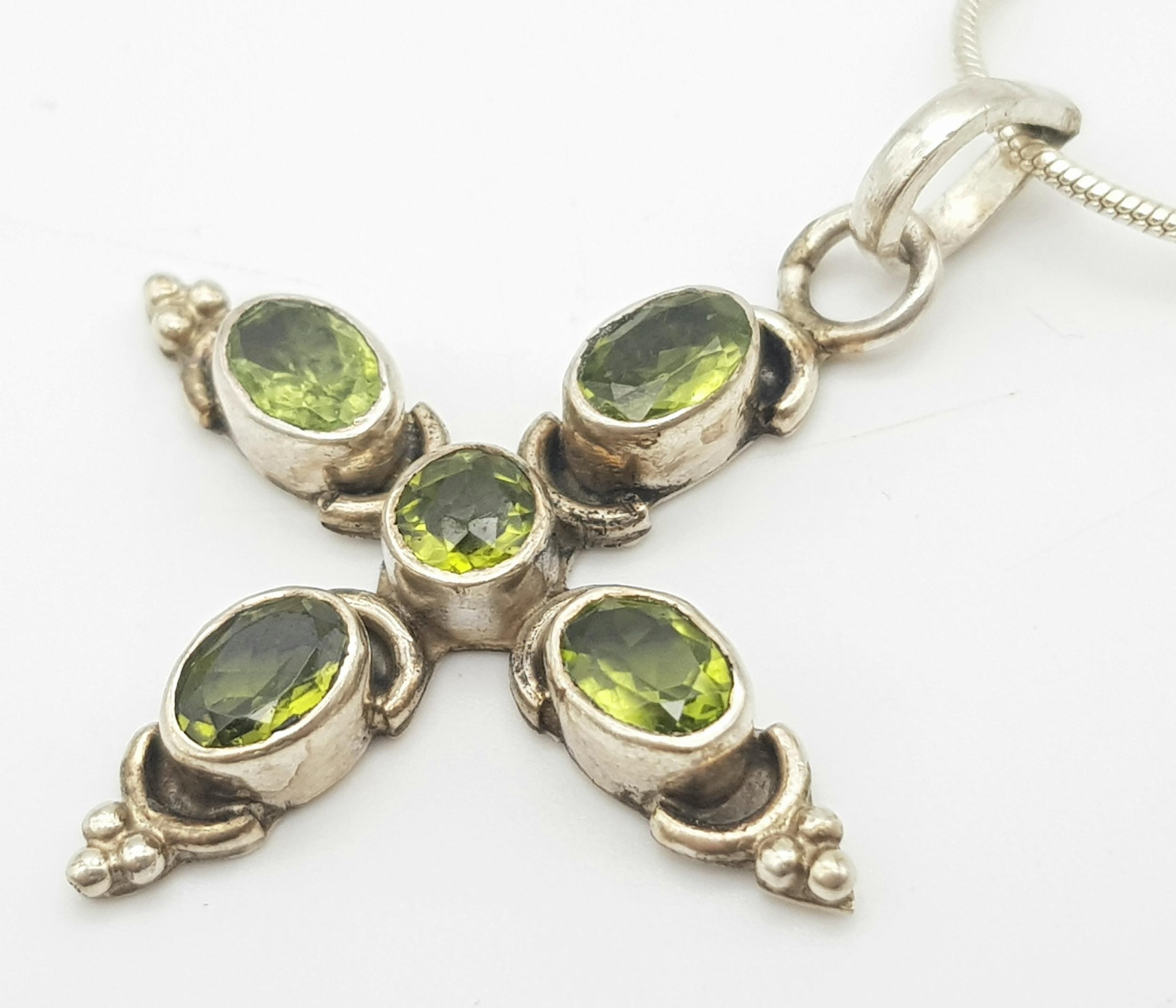 A Vintage Sterling Silver Peridot Set Cross Necklace. 46cm Sterling Silver Rope Chain. Pendant - Image 2 of 5