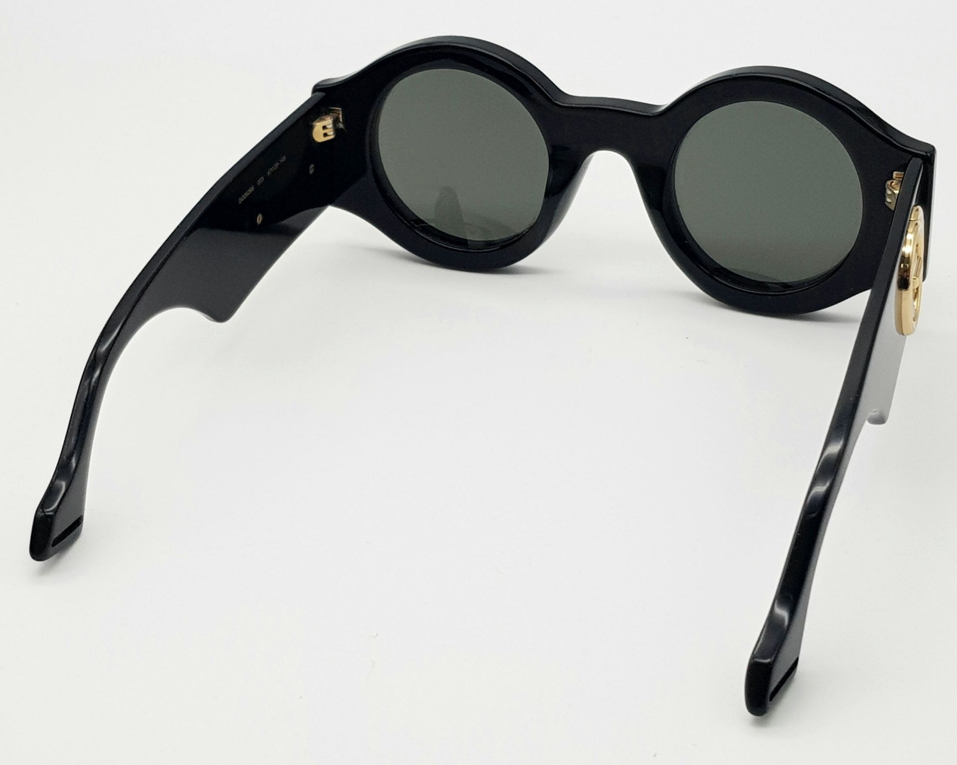 A Pair of Gucci Black Round Sunglasses. Gold-toned GG logos to sides. Thick frames. Comes with - Bild 3 aus 7