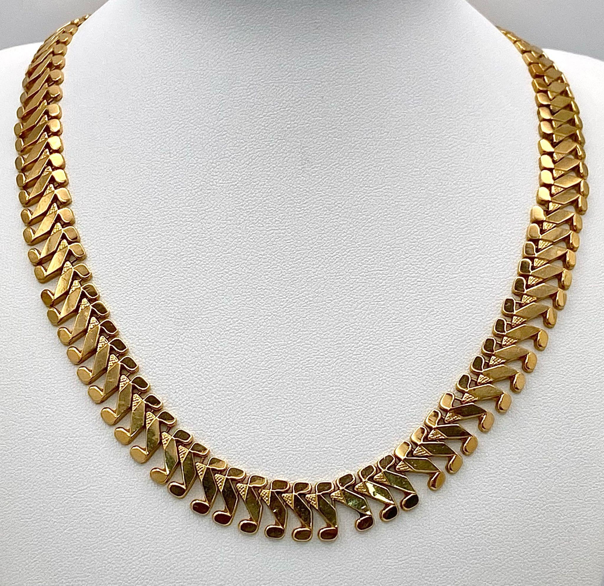 A Wonderful 18K Yellow Gold Serpentine Link Necklace with a Snakes Head Clasp! 42cm length. 37.71g