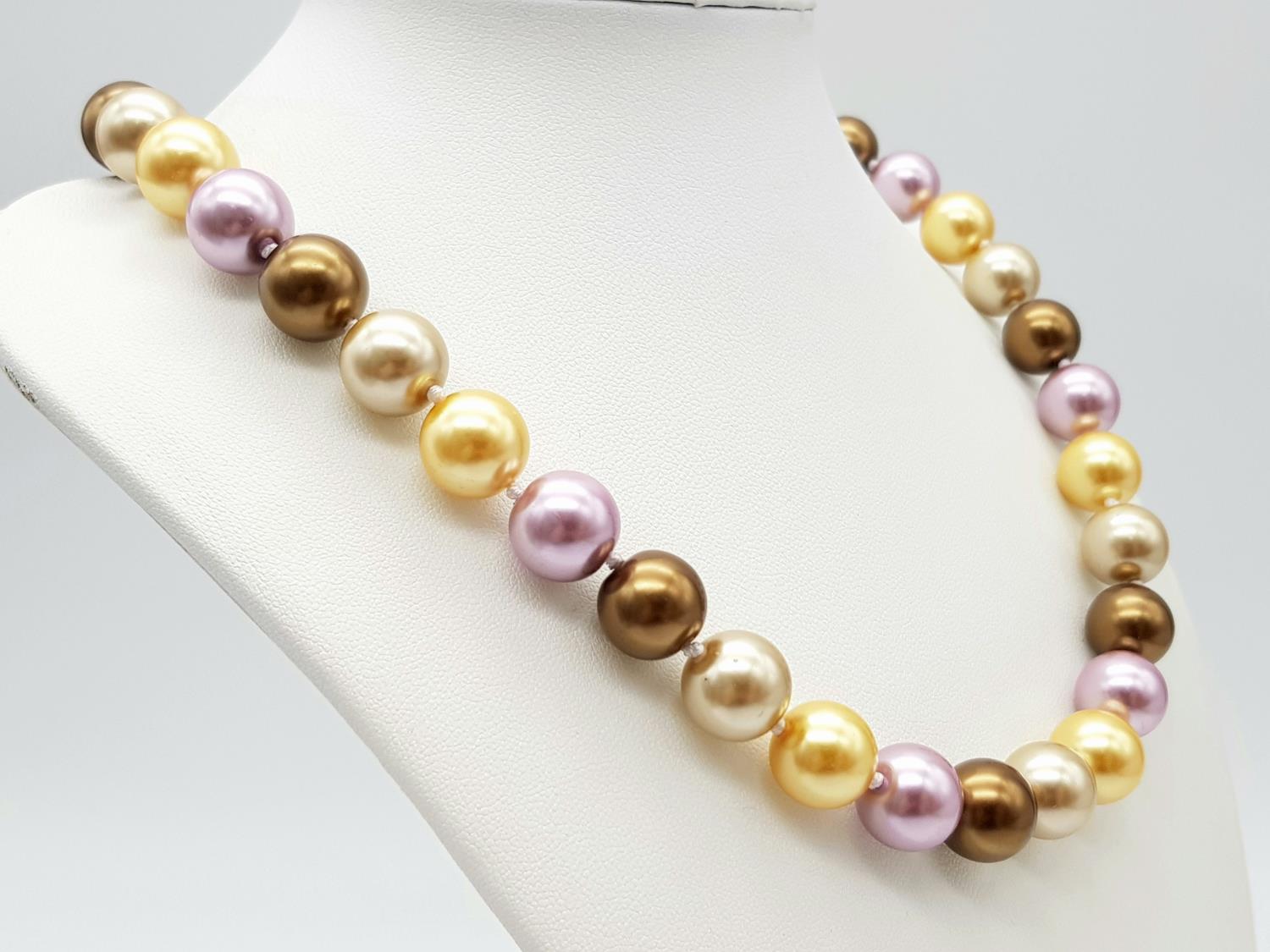 A Vibrant Muti-Coloured South Sea Pearl Shell Necklace. 12mm beads. Heart clasp. Necklace length. - Image 3 of 3