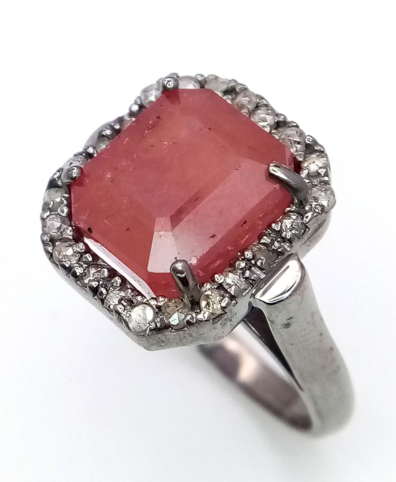 A Ruby Gemstone Ring with a Diamond Surround. 5.5ct ruby and diamonds - 0.55ctw. Set in 925 - Bild 2 aus 5