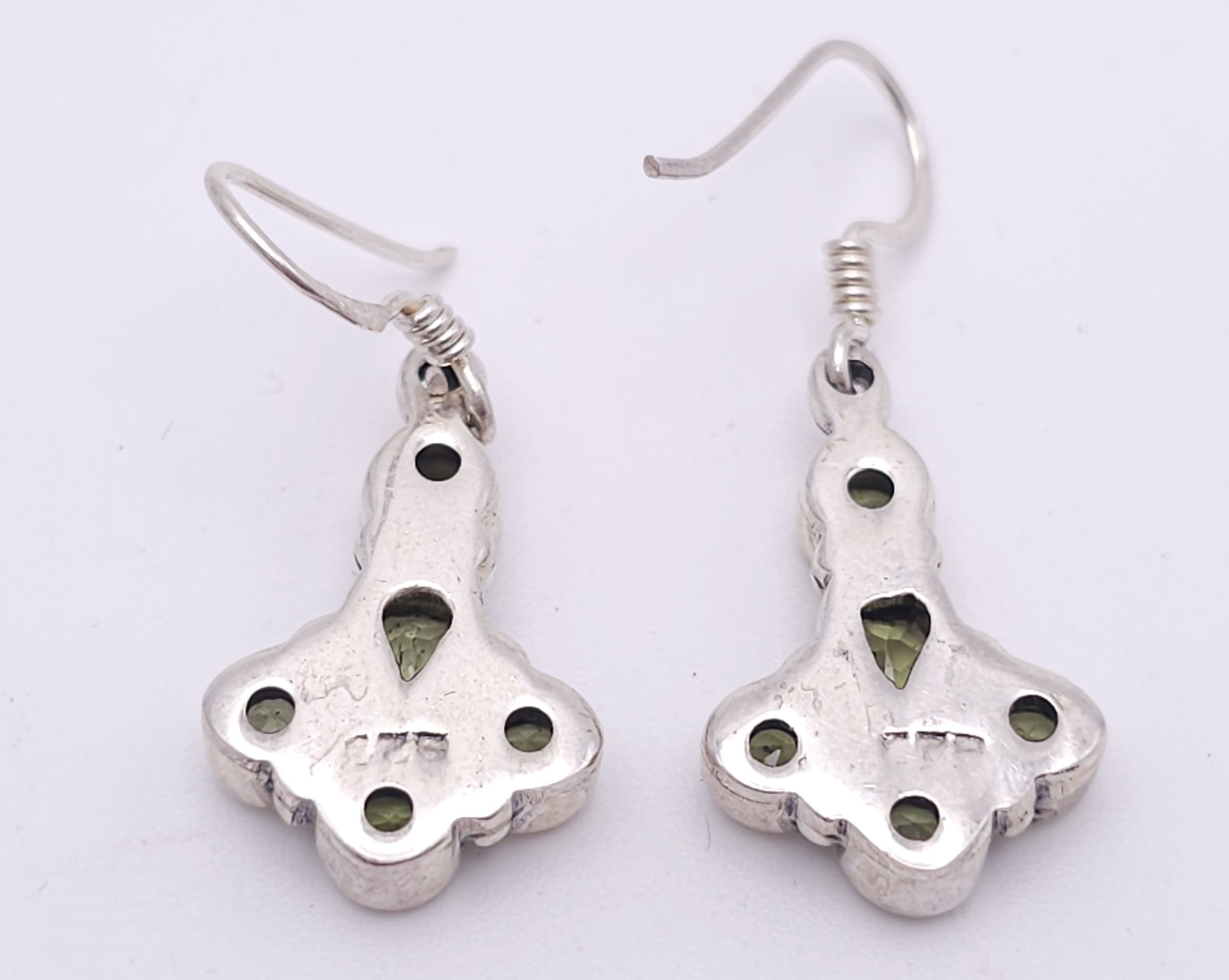 A Pair of Sterling Silver Art Deco Style Peridot Set Earrings. 3cm Drop. - Image 4 of 7