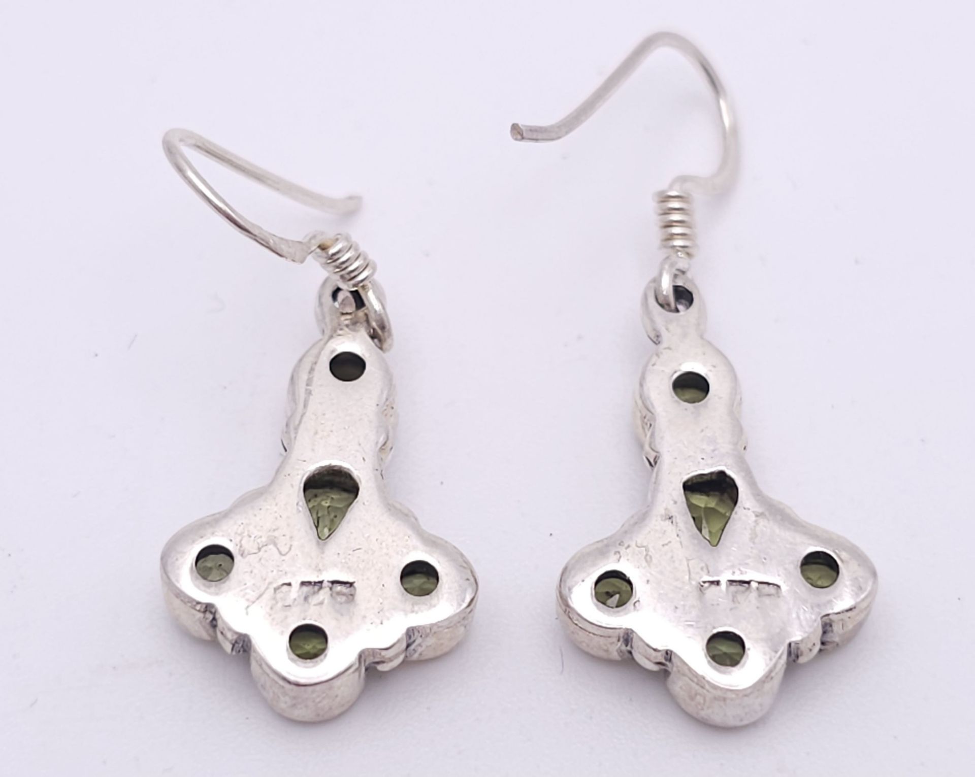 A Pair of Sterling Silver Art Deco Style Peridot Set Earrings. 3cm Drop. - Bild 4 aus 7