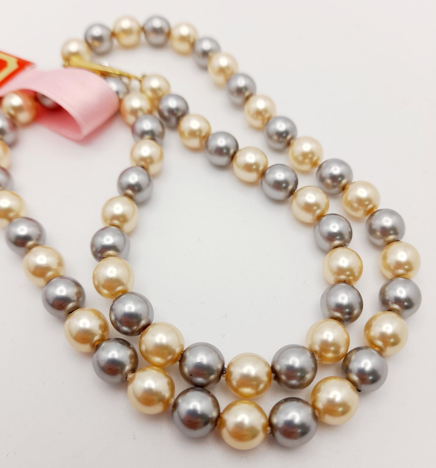 A truly elegant, 14 K yellow gold plated, Mallorca pearl necklace, with alternating metallic grey - Image 2 of 5