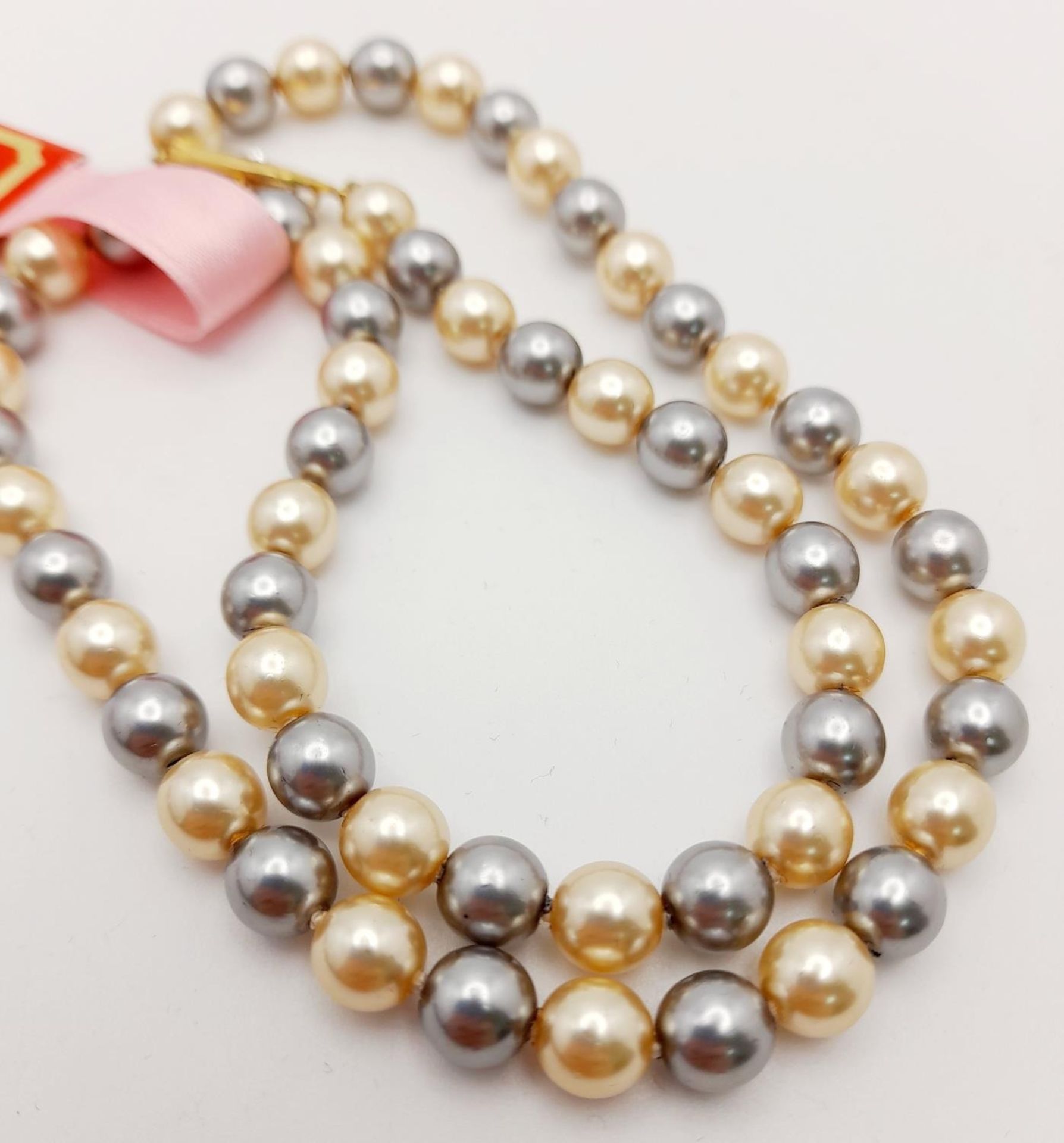 A truly elegant, 14 K yellow gold plated, Mallorca pearl necklace, with alternating metallic grey - Image 2 of 5