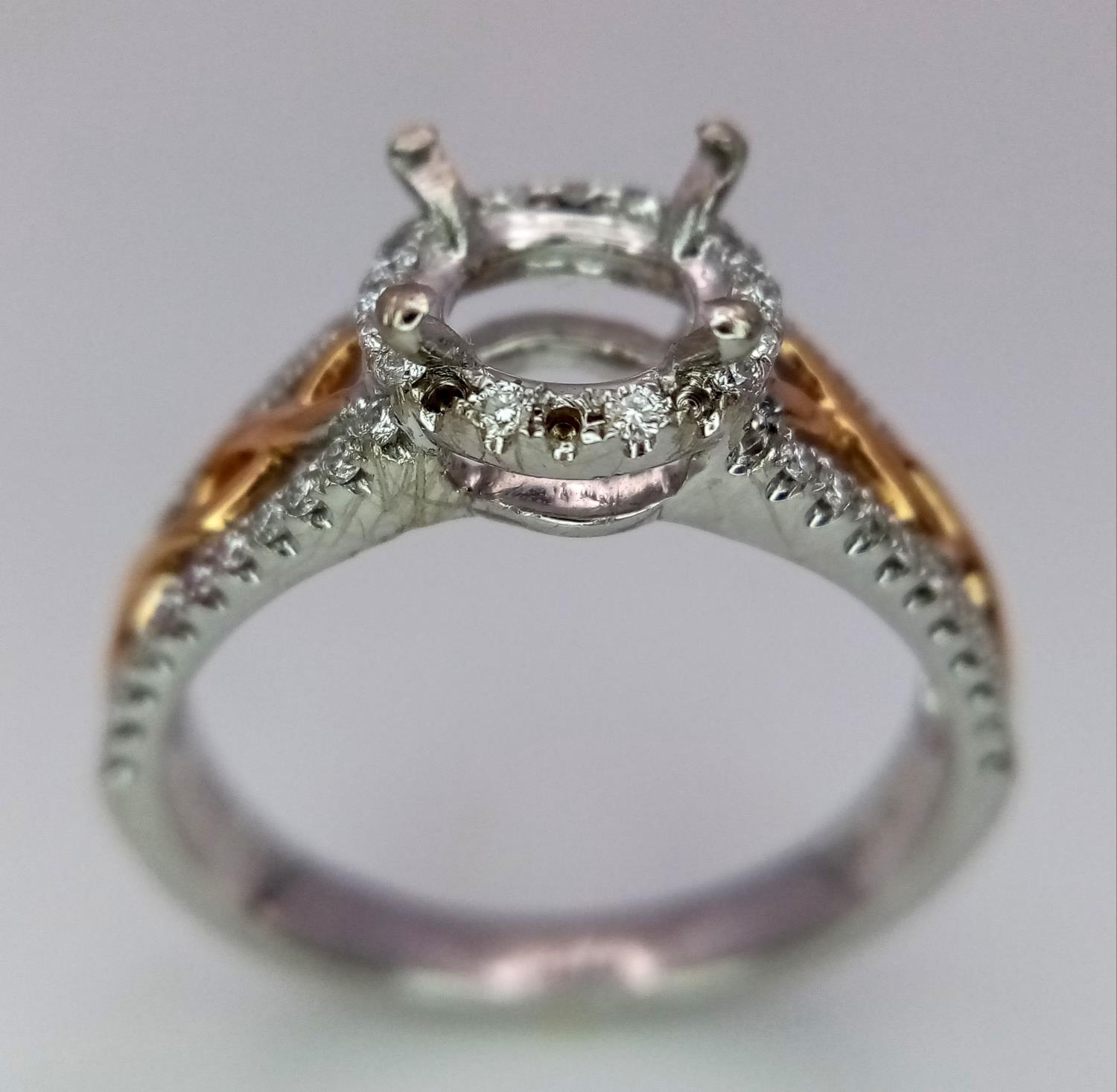 A 18K TWO GOLD TONE DIAMOND SET HALO RING WITH DIAMOND SPLIT SHOULDERS. 0.26CT DIAMONDS. READY TO - Bild 2 aus 8