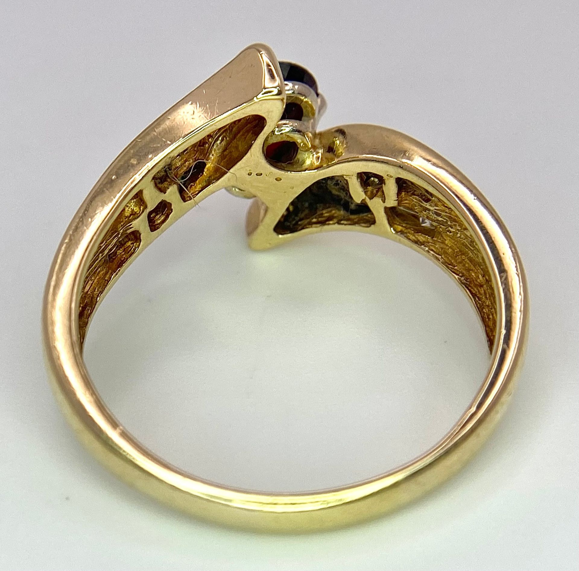 A 14K YELLOW GOLD DIAMOND & GARNET TWISTED RING 0.20CT 5.4G SIZE R SC 9074 - Bild 4 aus 6