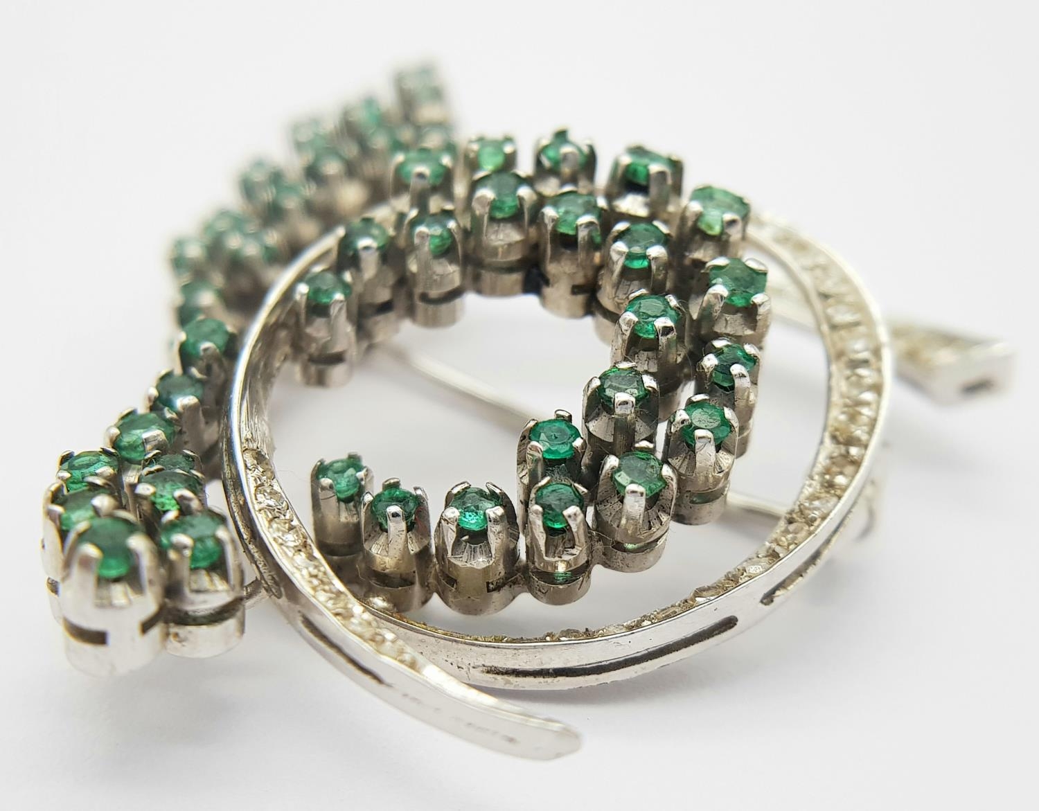 A Beautiful 18K White Gold Emerald and Diamond Swirling Brooch. 2ctw of round cut emeralds and - Image 3 of 8