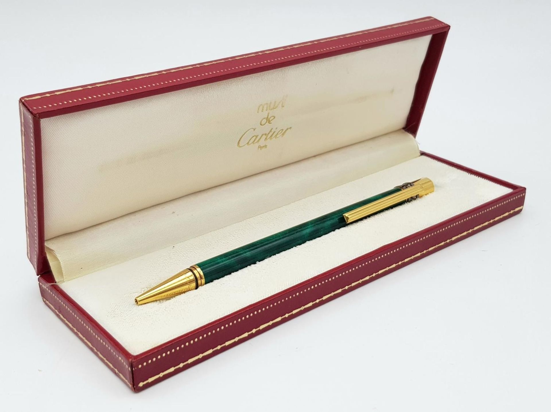 A Cartier Ballpoint Pen with Malachite Lacquer Decoration. Comes with original Cartier case plus - Bild 3 aus 6