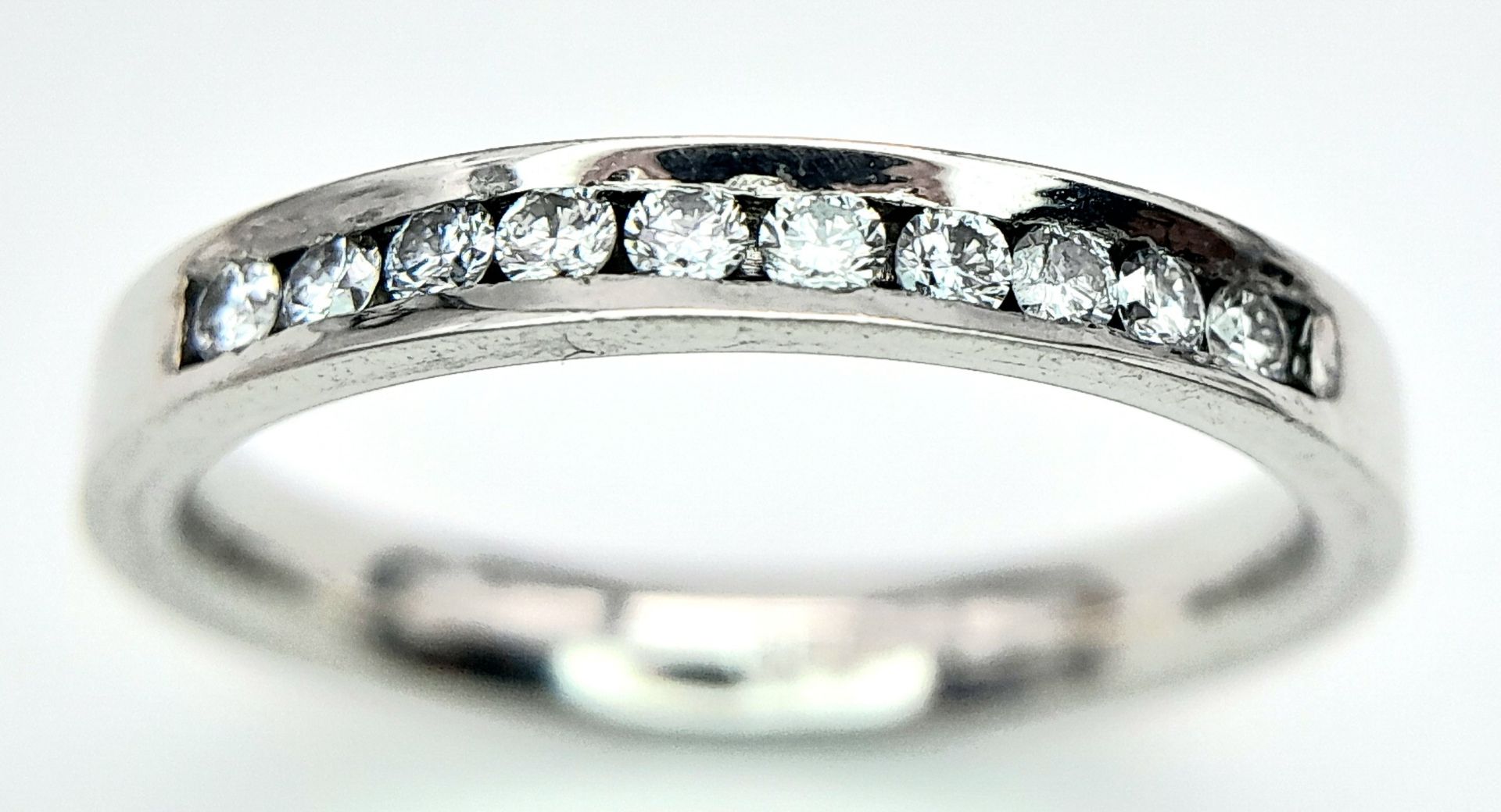 A PLATINUM DIAMOND HALF ETERNITY RING. 0.25ctw, size J, 4.1g total weight. Ref: SC 9078 - Bild 2 aus 5