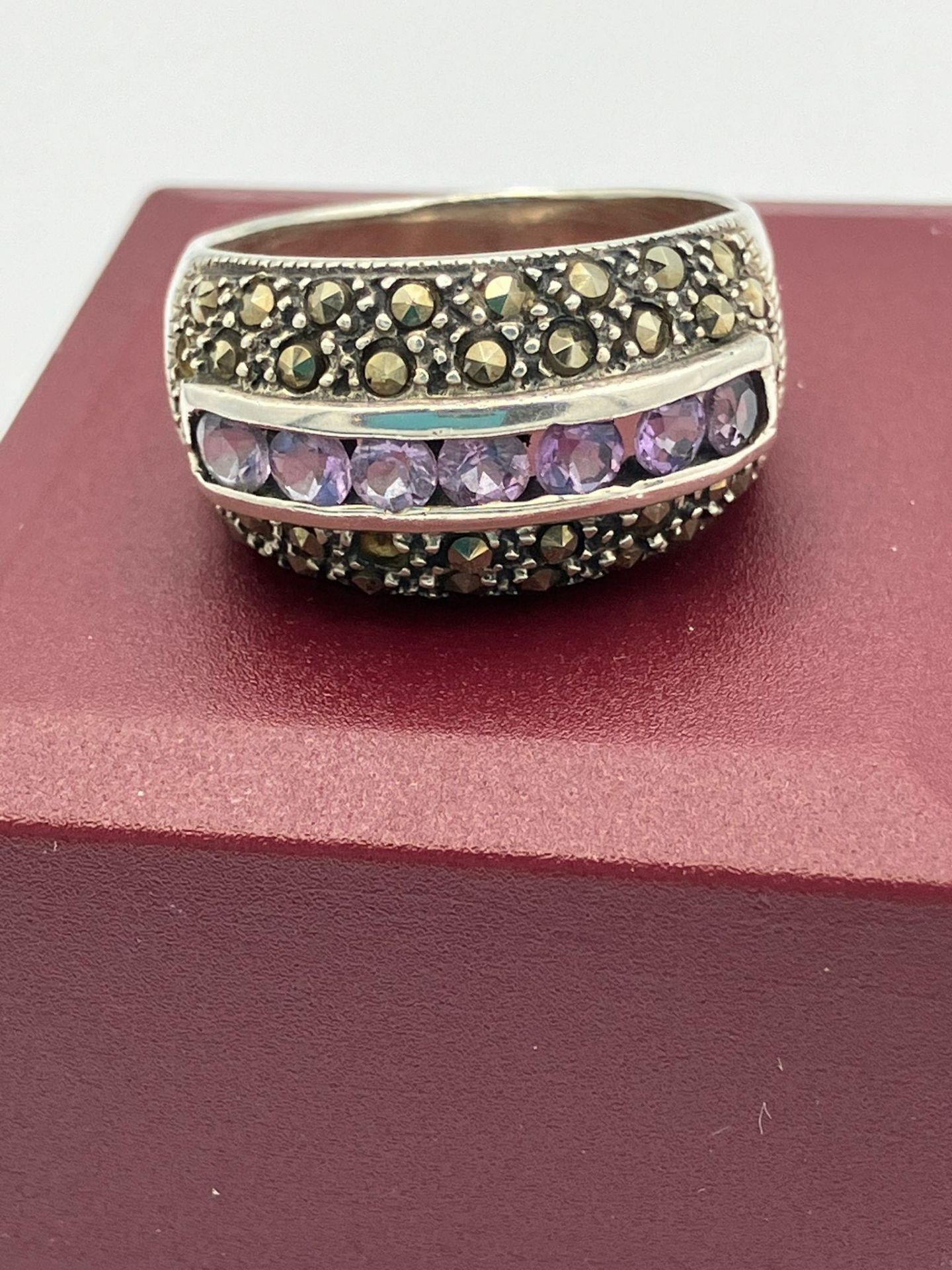 Vintage SILVER MARCASITE RING,set with AMETHYSTS to centre. Complete with ring box. Size Q 1/2 - R. - Bild 3 aus 3