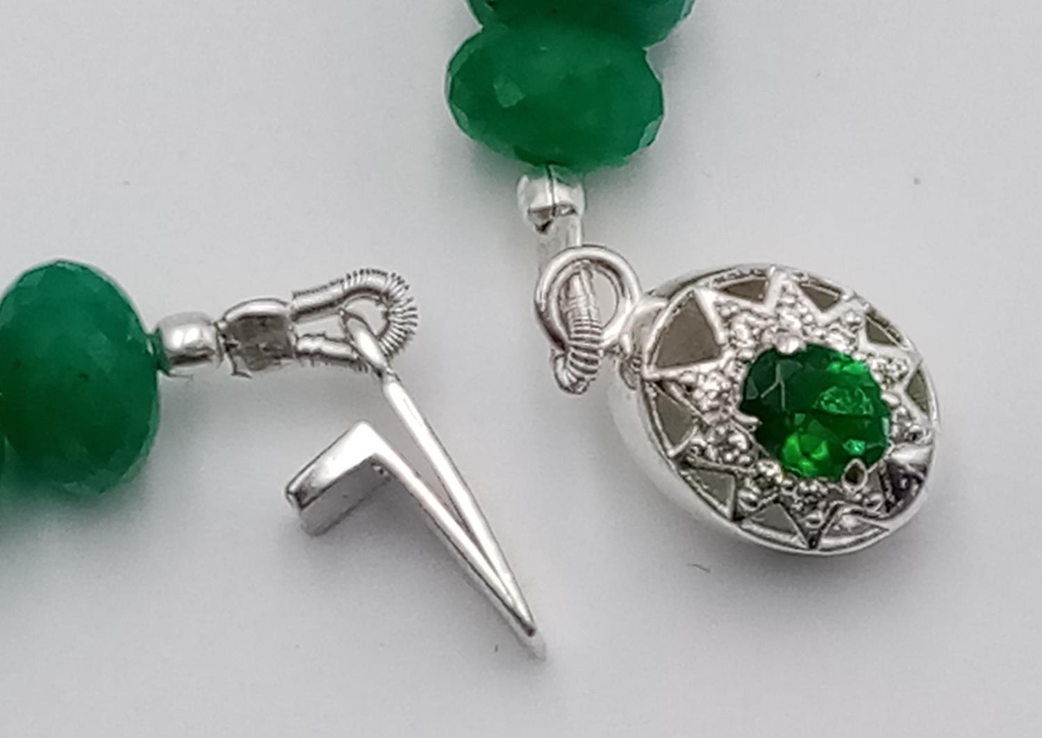 A 300ct Emerald Rondelle Necklace with an emerald and 925 Silver Clasp. 42cm length. Ref: CD-1270 - Image 3 of 4