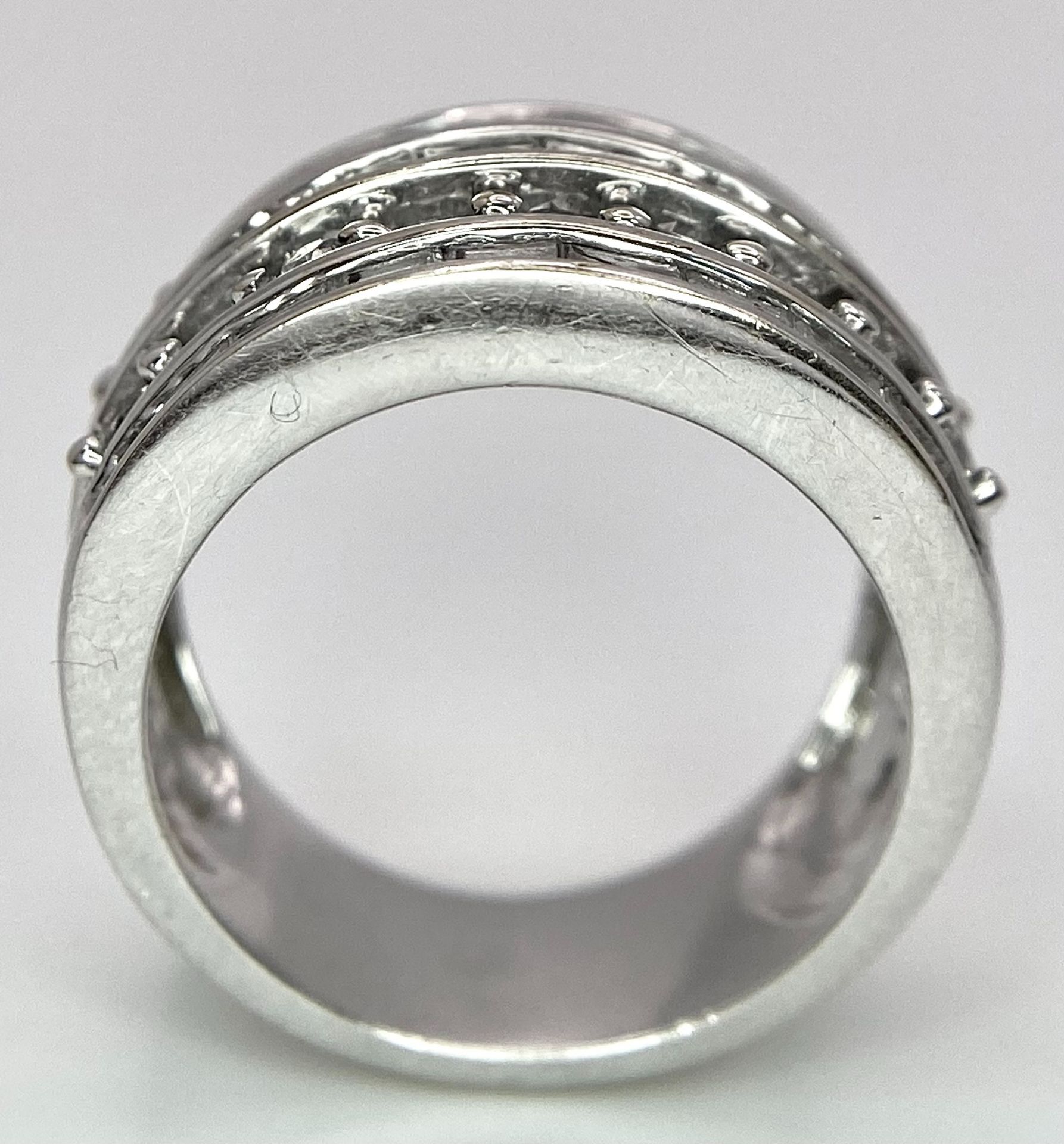 AN 18K WHITE GOLD 5 ROW DIAMOND RING. MIXTURE OF ROUND BRILLIANT CUTS AND BAGUETTE CUT DIAMONDS. - Image 7 of 9