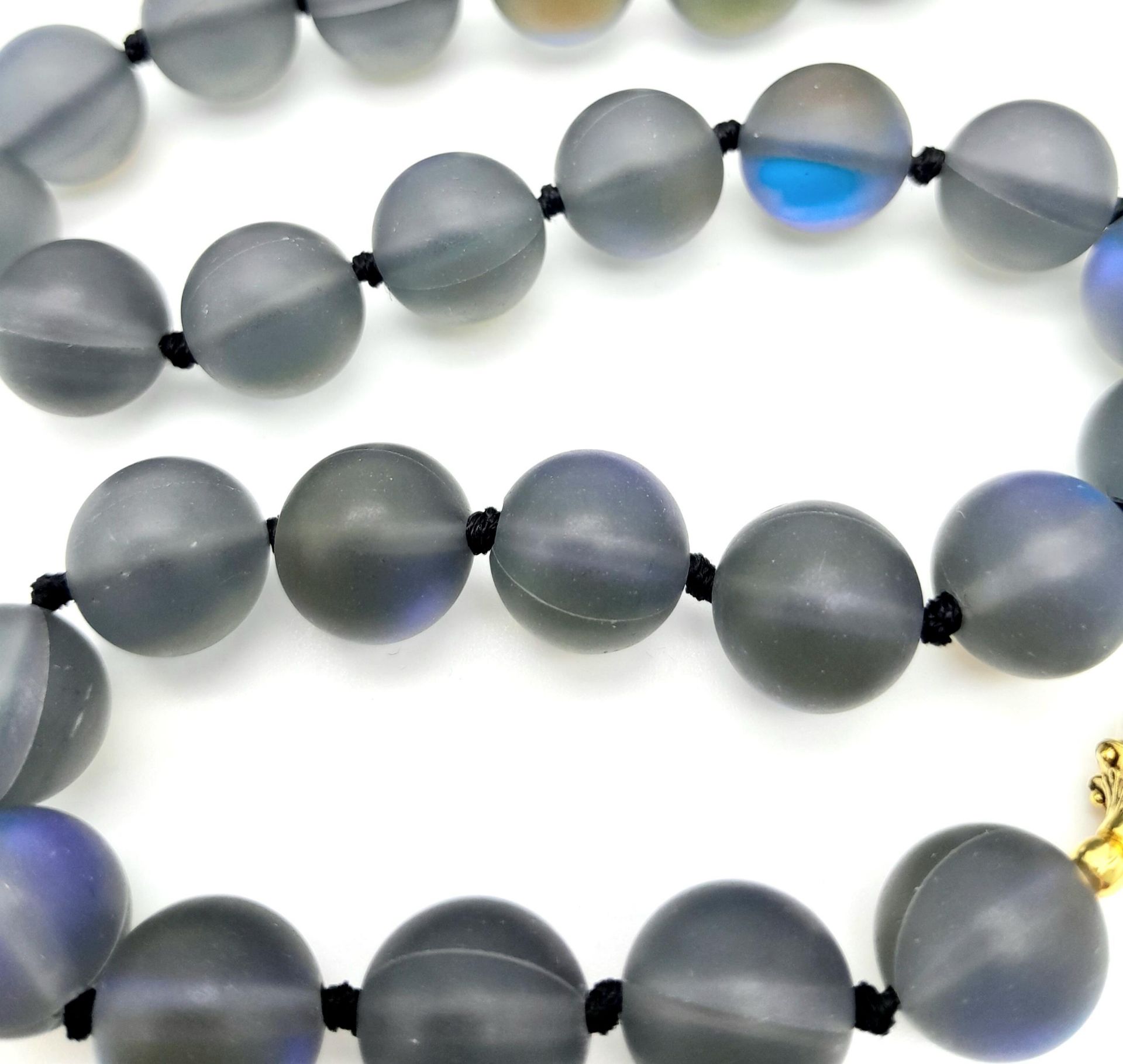 A Hypnotic Grey/Blue Moonstone Beaded Necklace with Baroque Pearl Drop Pendant. 12mm beads. 6cm - Image 4 of 4