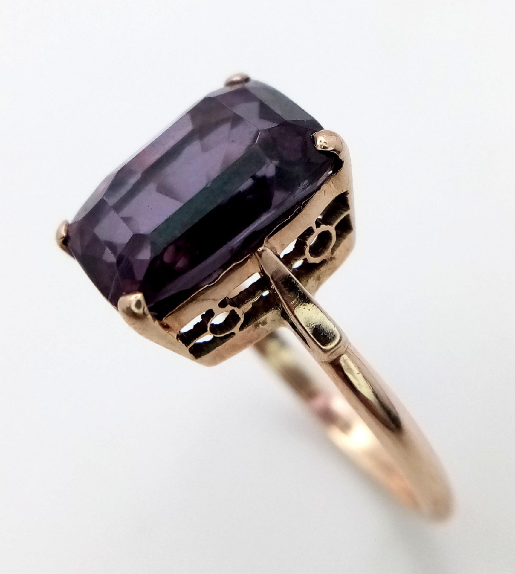 An Intriguing 9K Rose Gold Blue/Purple Gemstone Colour Change Ring. Size O. 4.1g total weight. - Image 3 of 5