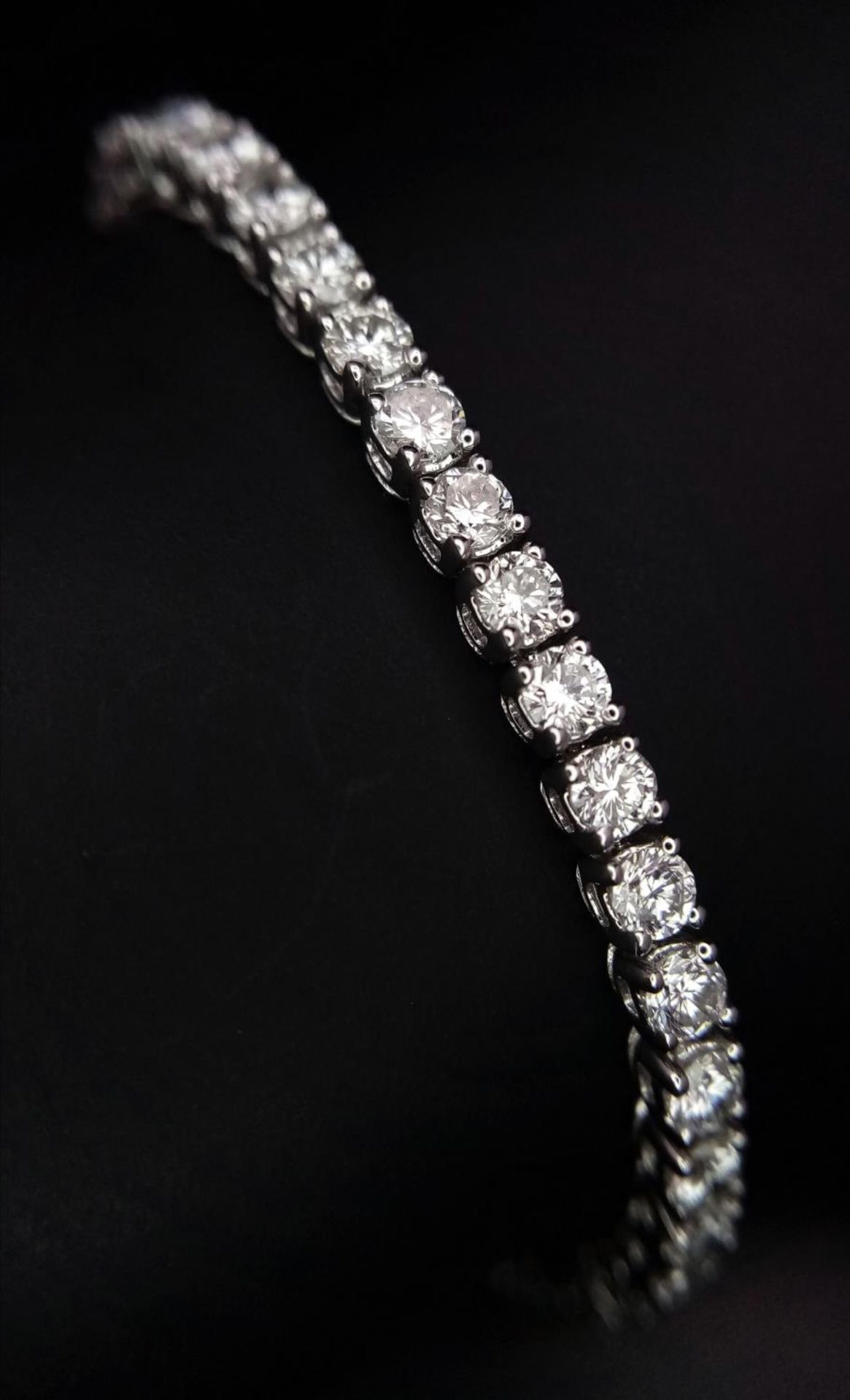 A 18K WHITE GOLD DIAMOND TENNIS BRACELET 5.30CT OF WHITE BRILIANT CUT DIAMONDS 12.9G 17.7cm LENGTH - Image 4 of 6