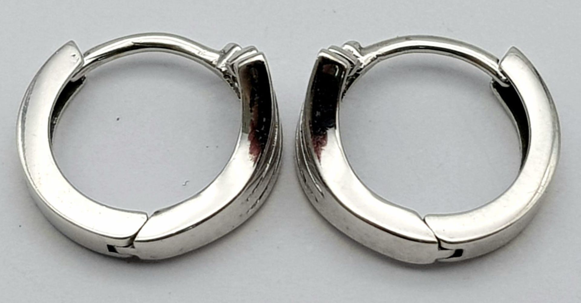 Pair of 18K White Gold CZ Mini Hoops earrings, 3.1g total weight - Bild 4 aus 6
