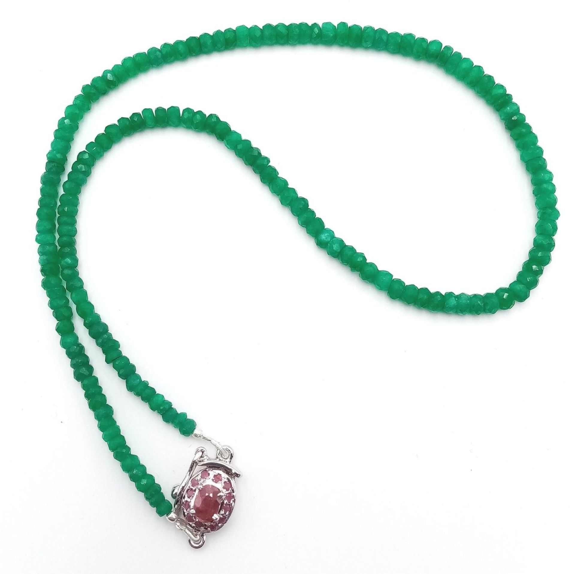 A 95ct Single Strand Emerald Rondelle Necklace with a Ruby and 925 Silver Clasp. 44cm. Ref: Cd-1285 - Image 3 of 5