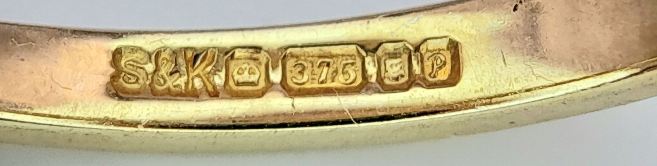 A 9K YELLOW GOLD DIAMOND AND SAPPHIRE SET WISHBONE RING. 2G. SIZE M. - Image 5 of 5