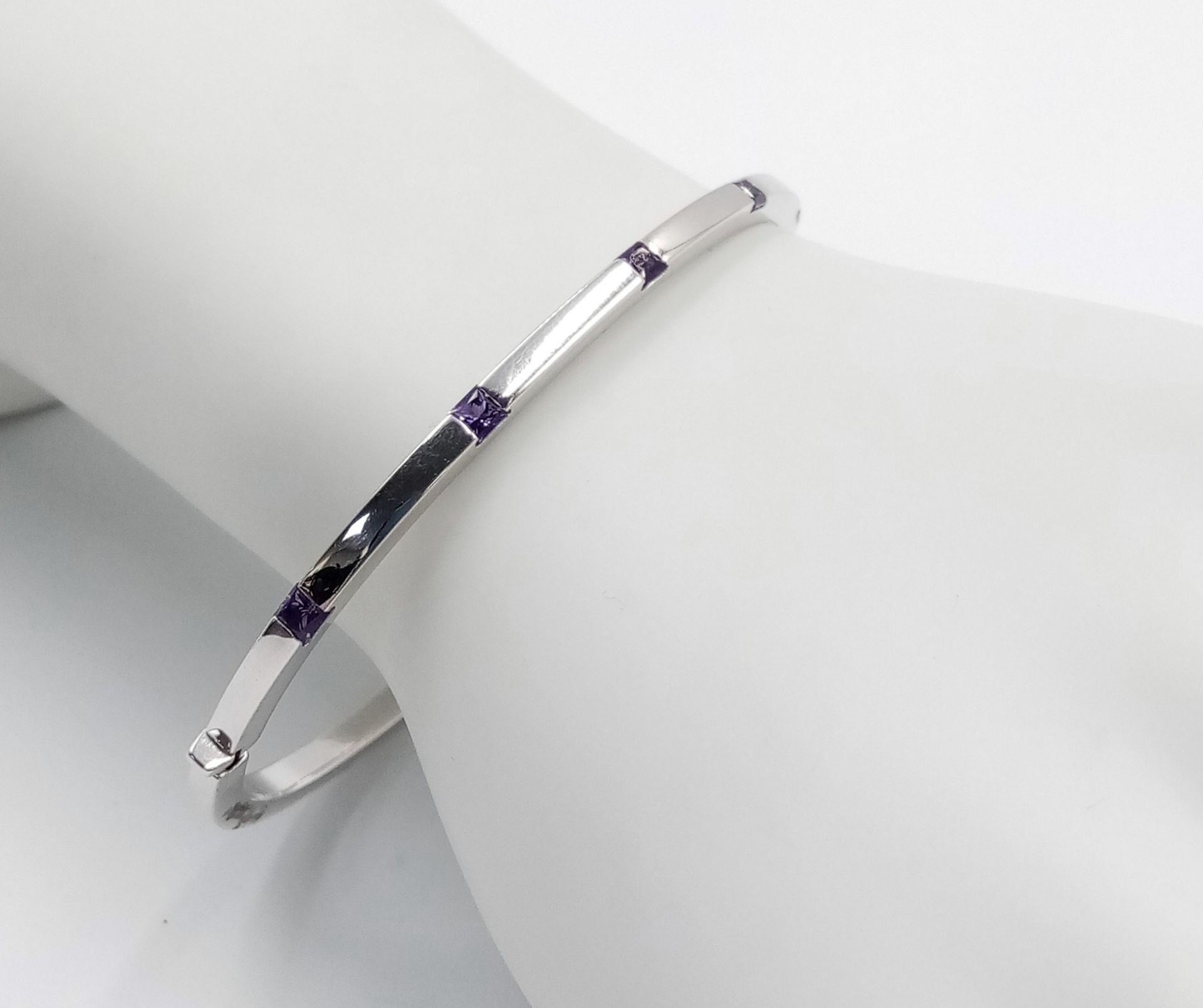 A 9K WHITE GOLD AMETHYST SET BANGLE - BRAND NEW! 7.4G. - Image 2 of 5