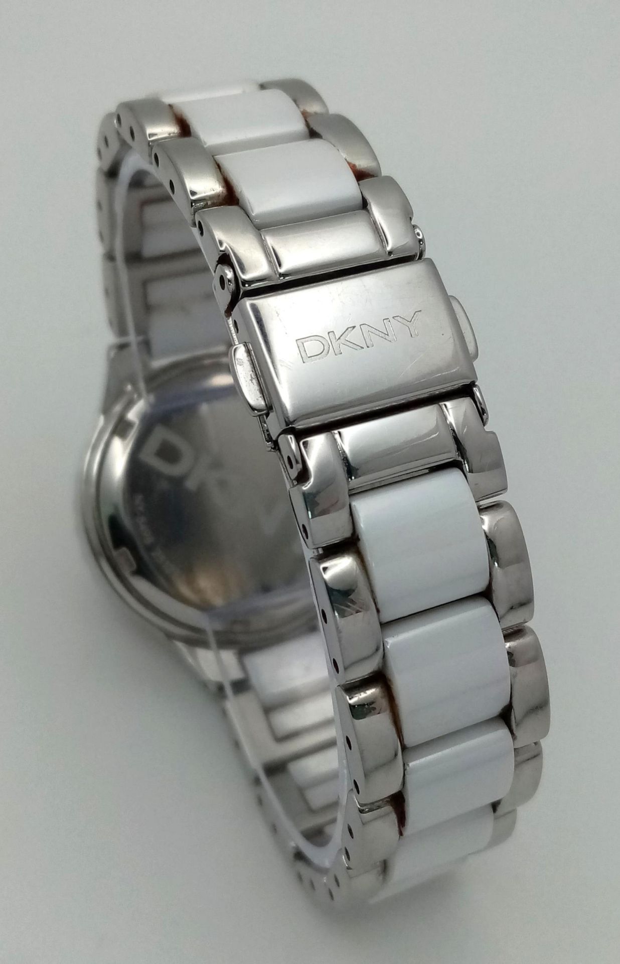 A Ladies Ceramic Bracelet Quartz Date Watch by DKYN (Donna Karen New York). 35mm Including Crown. - Bild 4 aus 7