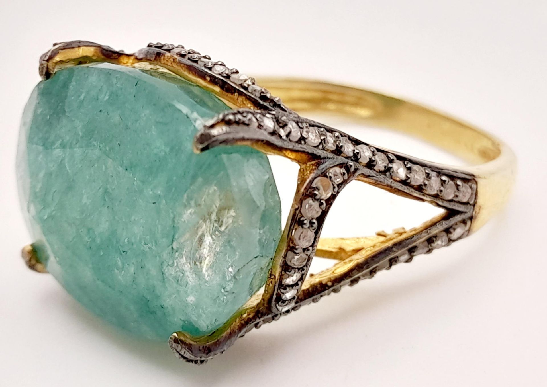 An Emerald Ring with Rose cut Diamond Accents. Set in gold plated 925 silver. Emerald - 17ct. - Image 4 of 7