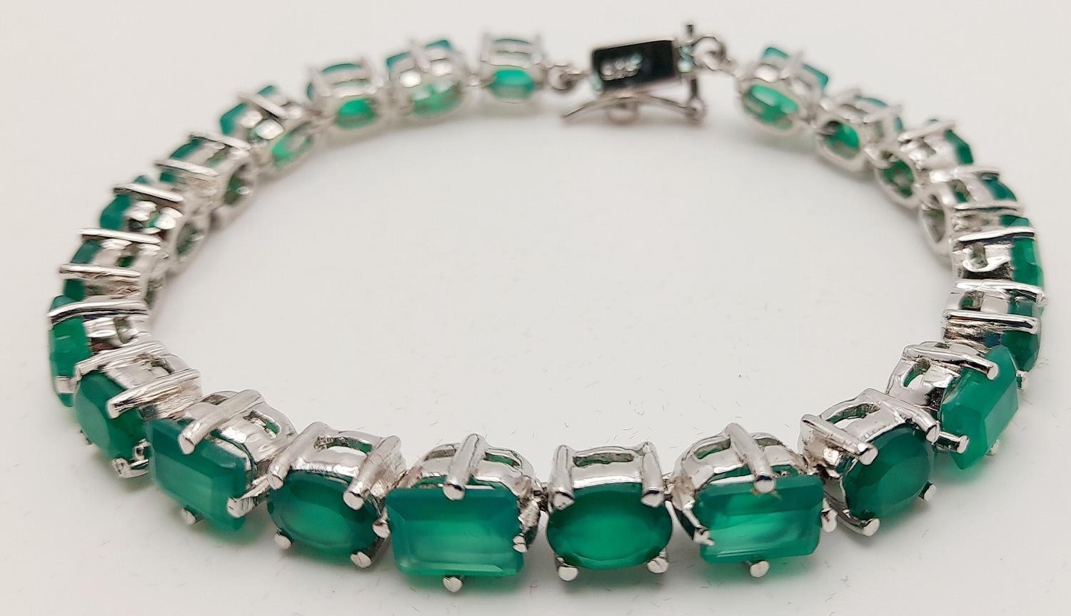 A Green Onyx Tennis Bracelet. Set in 925 Sterling silver. 36ctw. W - 24g. 18cm. Ref: HV-2167.