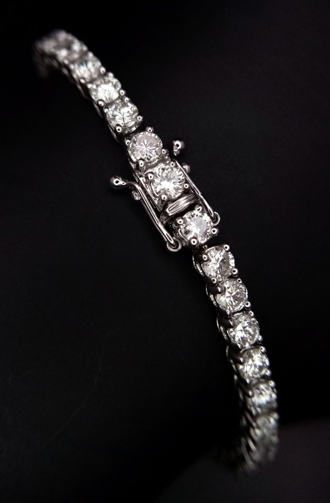 A 18K WHITE GOLD DIAMOND TENNIS BRACELET 5.30CT OF WHITE BRILIANT CUT DIAMONDS 12.9G 17.7cm LENGTH - Image 5 of 6
