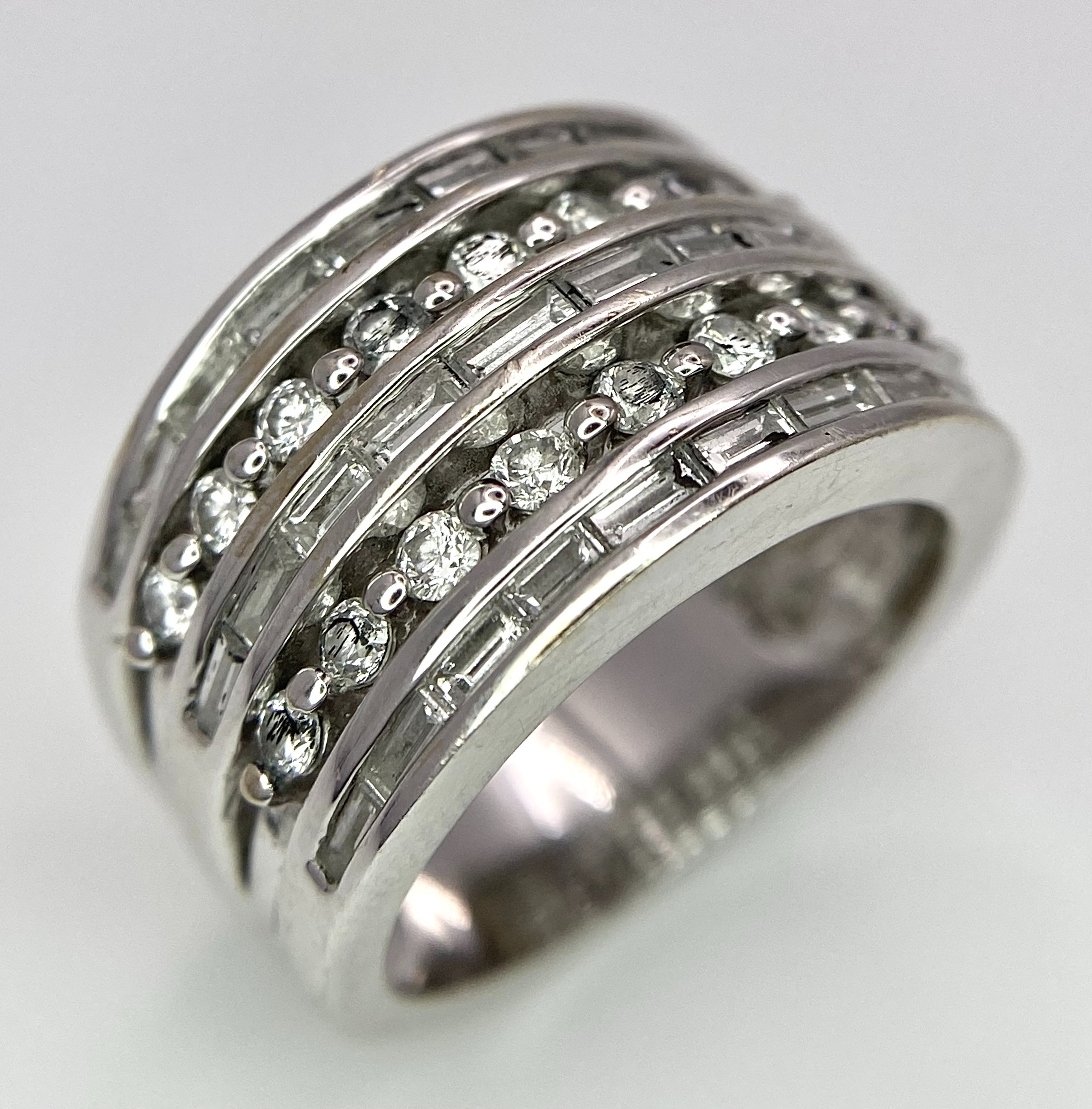 AN 18K WHITE GOLD 5 ROW DIAMOND RING. MIXTURE OF ROUND BRILLIANT CUTS AND BAGUETTE CUT DIAMONDS. - Bild 3 aus 9