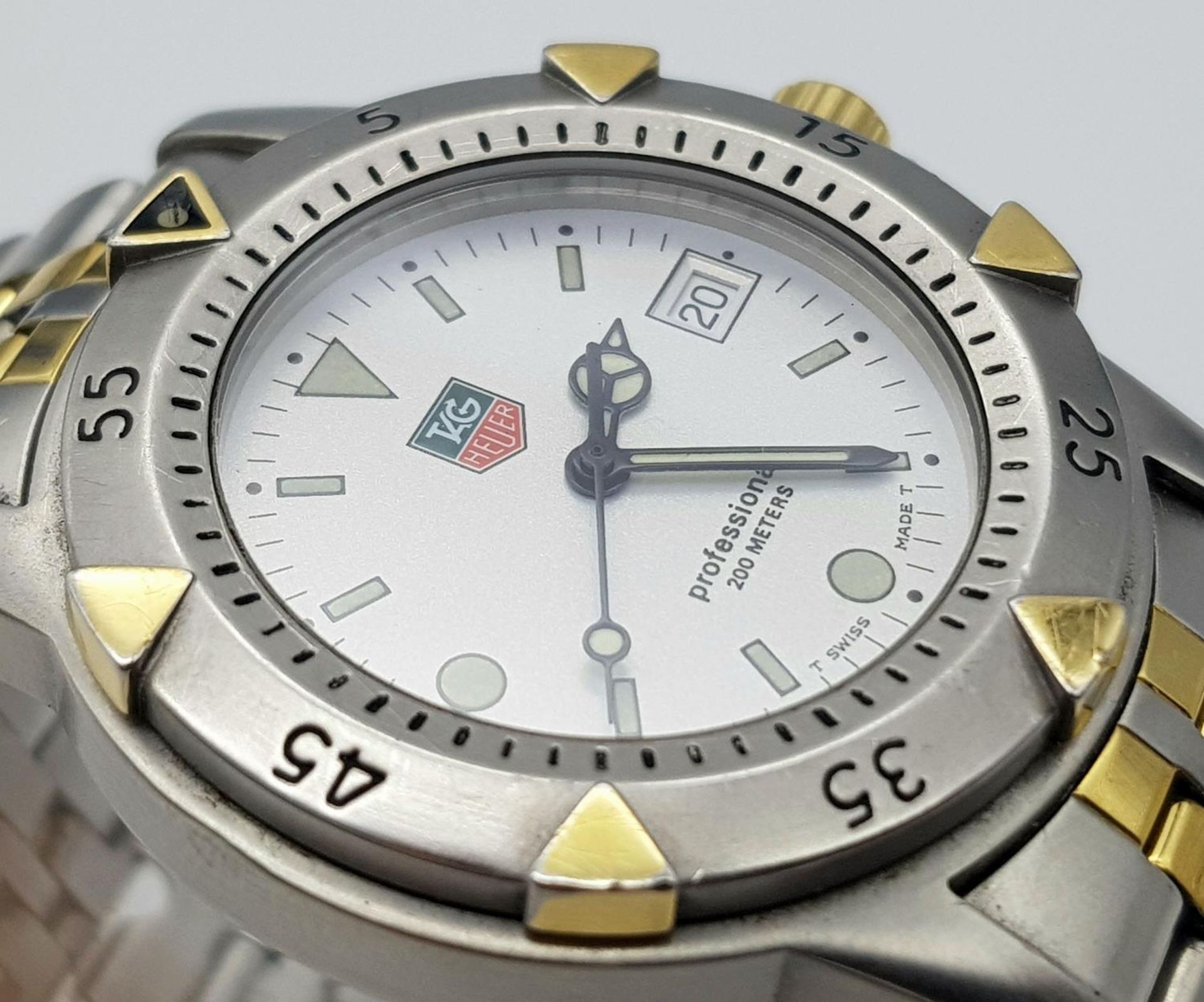 A Tag Heuer Professional Quartz Divers Watch. Two tone bracelet and case - 37mm, White dial with - Bild 3 aus 5