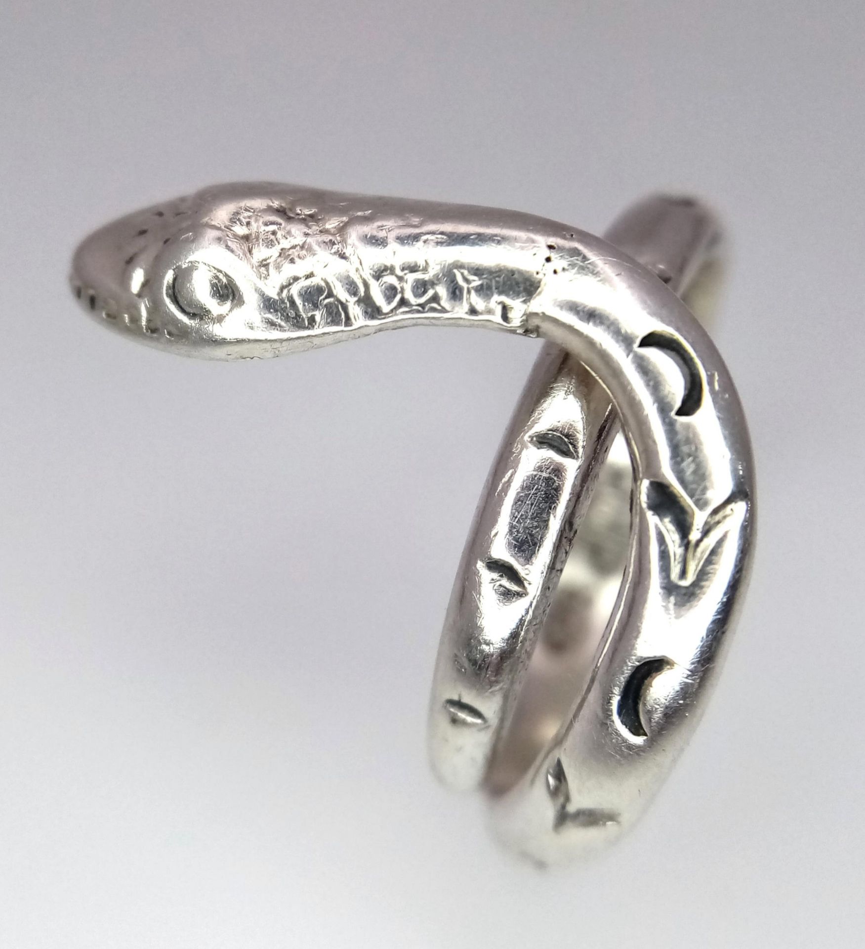A Vintage Mexican Sterling Silver Snake Design Ring Size T. 5.13 Grams. - Image 4 of 5