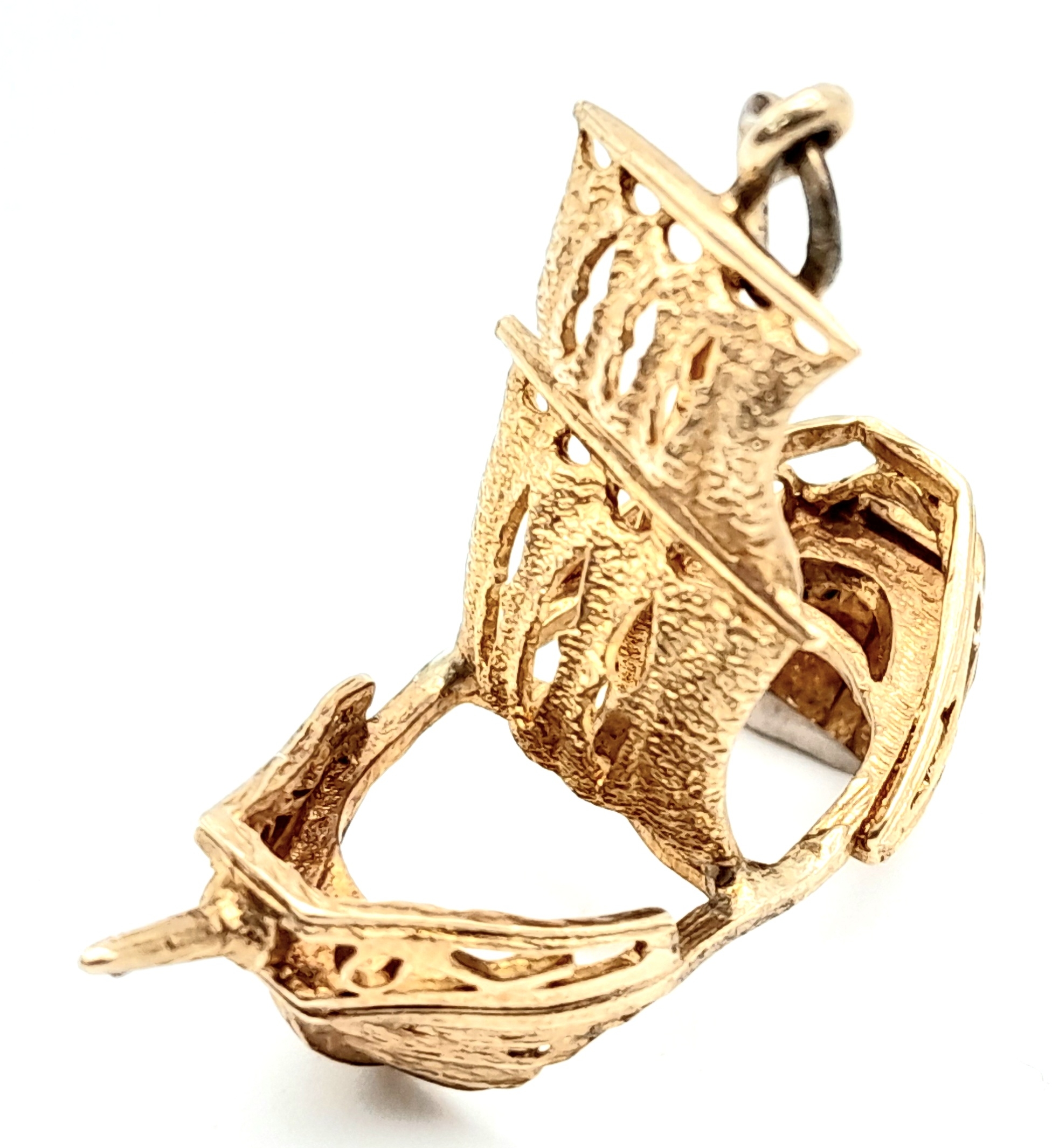 A 9K YELLOW GOLD PIRATE SHIP CHARM. 3.4cm length, 5.2g weight. Ref: SC 8138