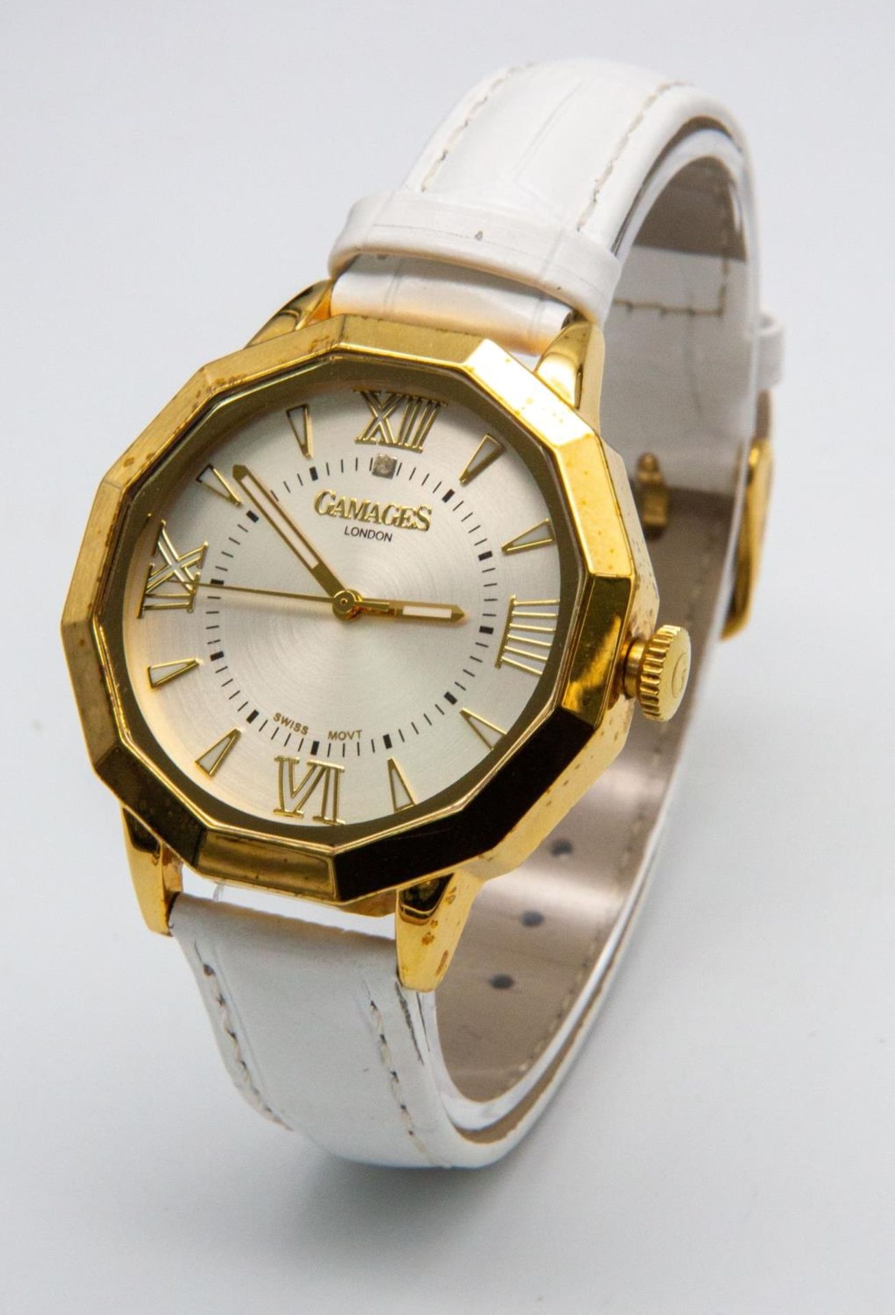 A Gamages of London Quartz Ladies Watch. White leather strap. Gilded case - 38mm. Silver tone - Image 5 of 5