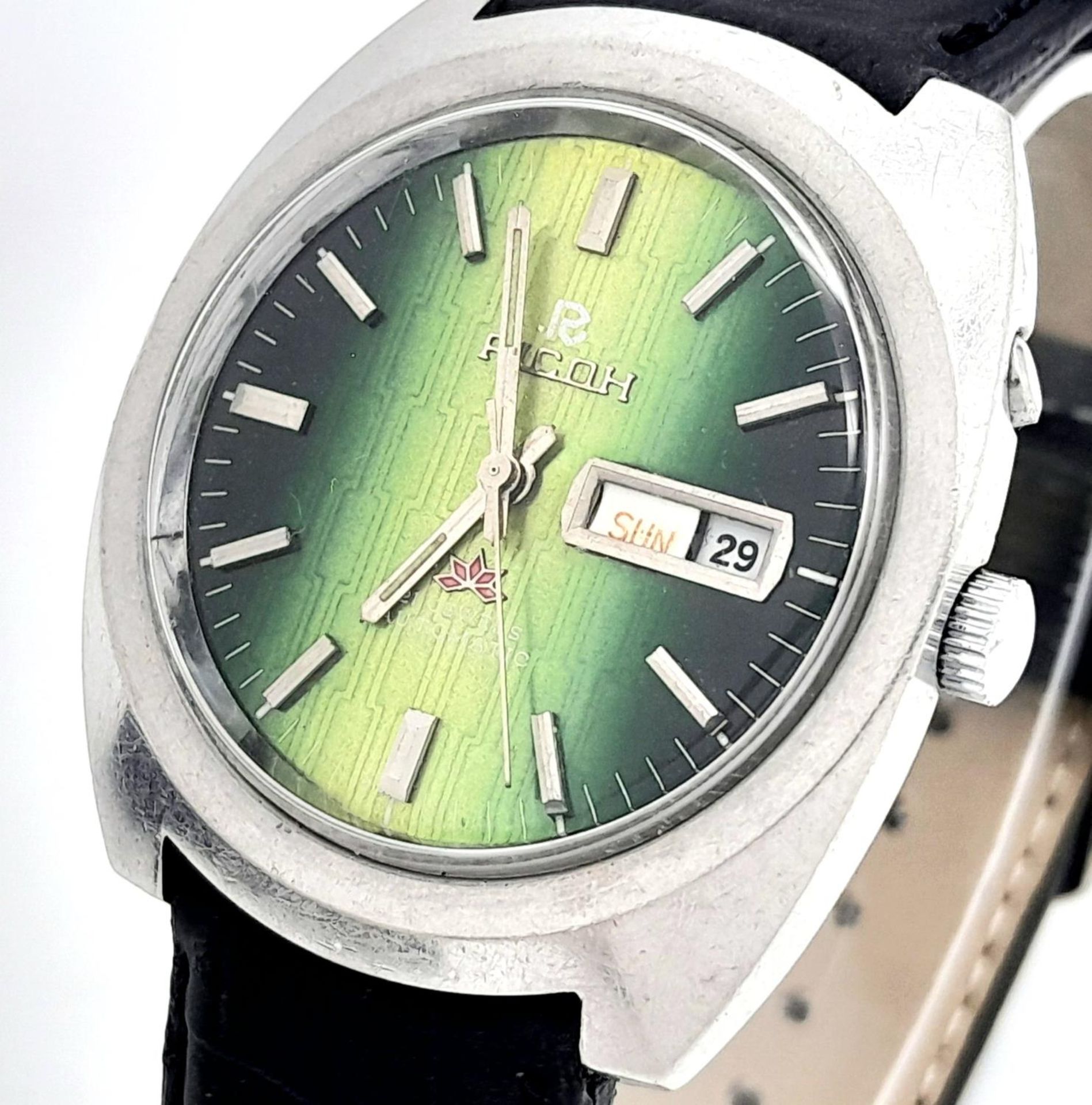 A Vintage Ricoh Automatic Gents Watch. Black leather strap. Stainless steel case - 38mm. Green - Image 2 of 6