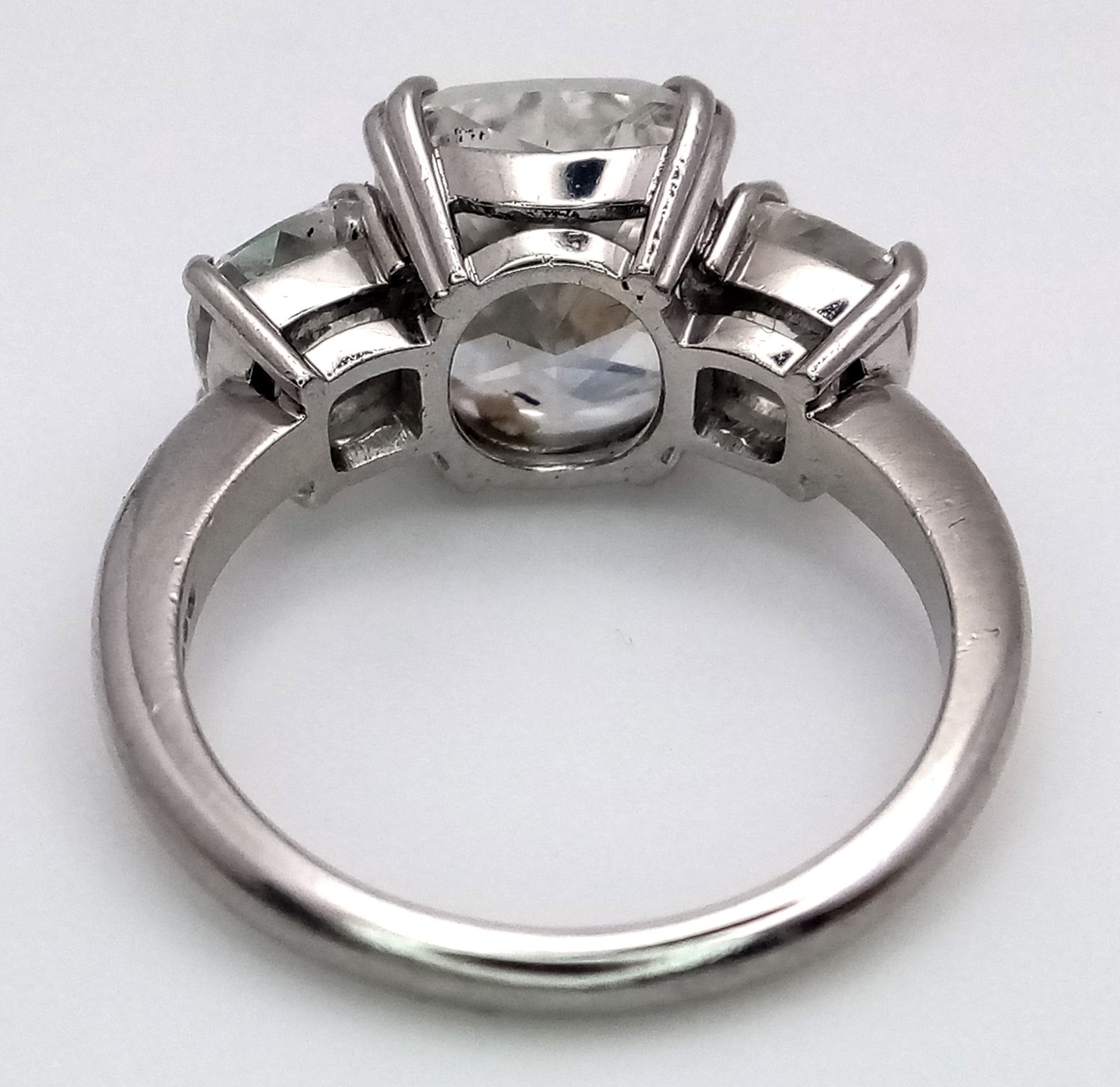 A Breathtaking 4.01ct GIA Certified Diamond Ring. A brilliant cushion cut 4.01ct central diamond - Bild 13 aus 22
