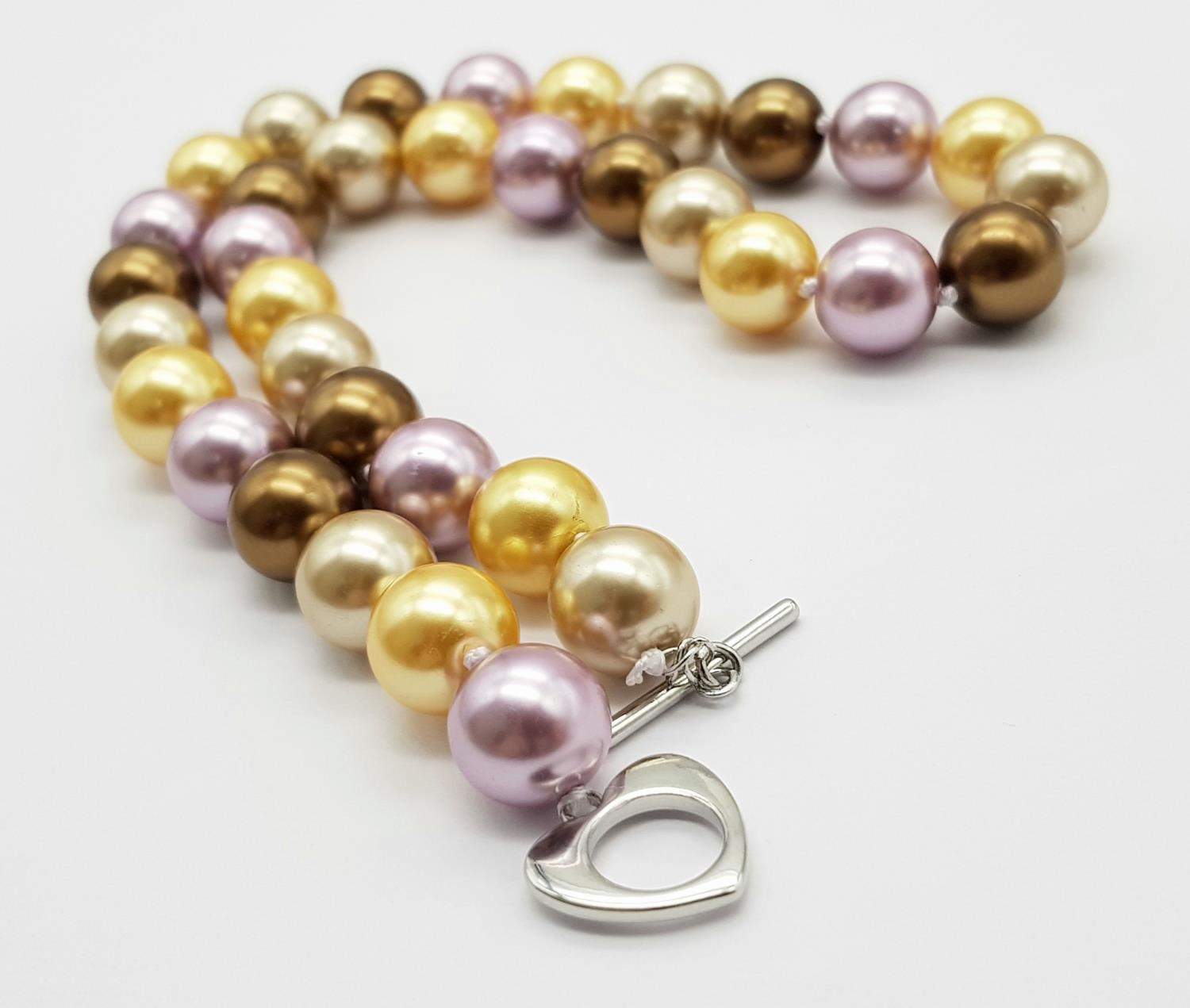 A Vibrant Muti-Coloured South Sea Pearl Shell Necklace. 12mm beads. Heart clasp. Necklace length. - Image 2 of 3