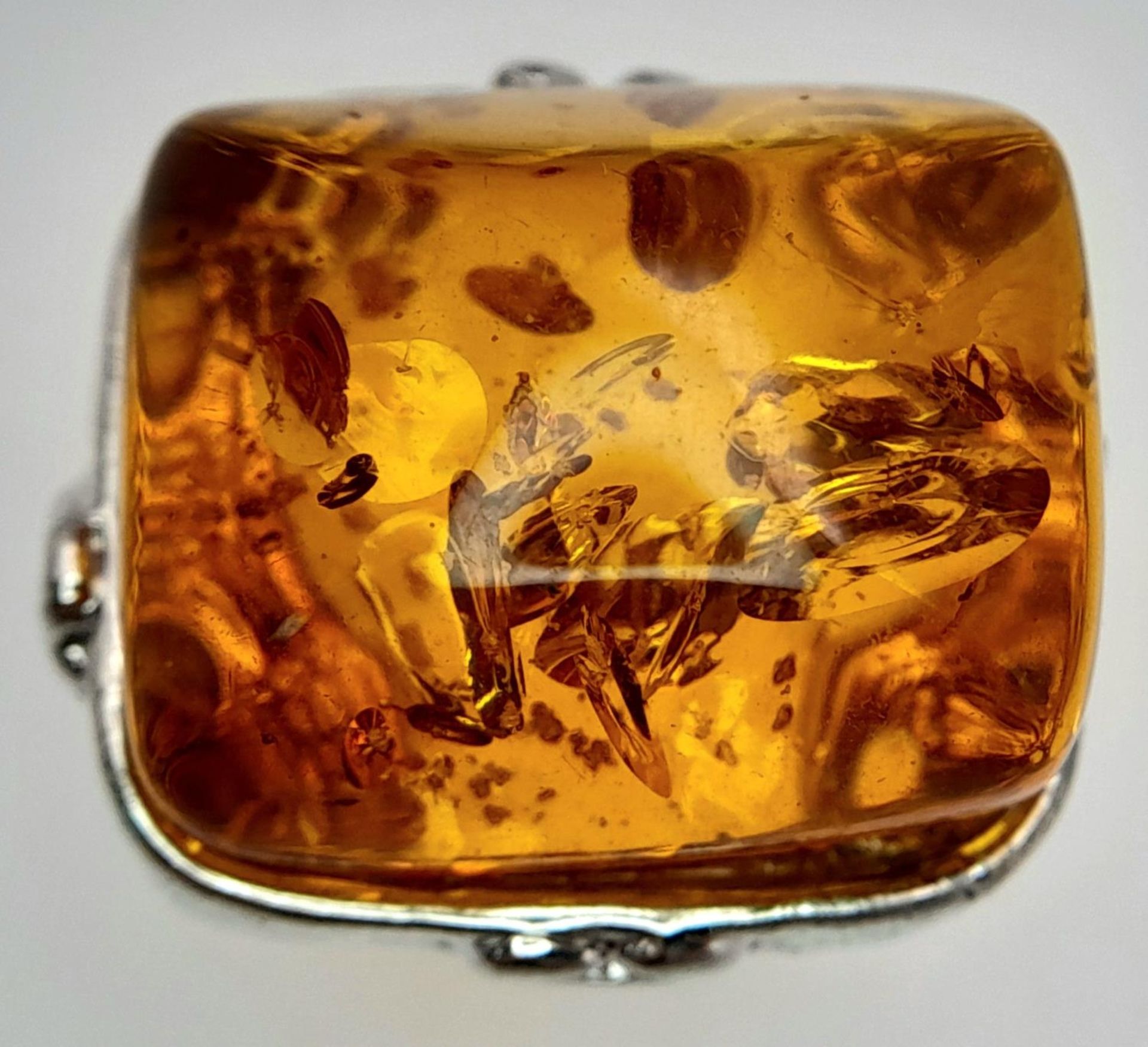 An Amber on White Metal Ring. Size S/T, 12g total weight. - Image 3 of 5