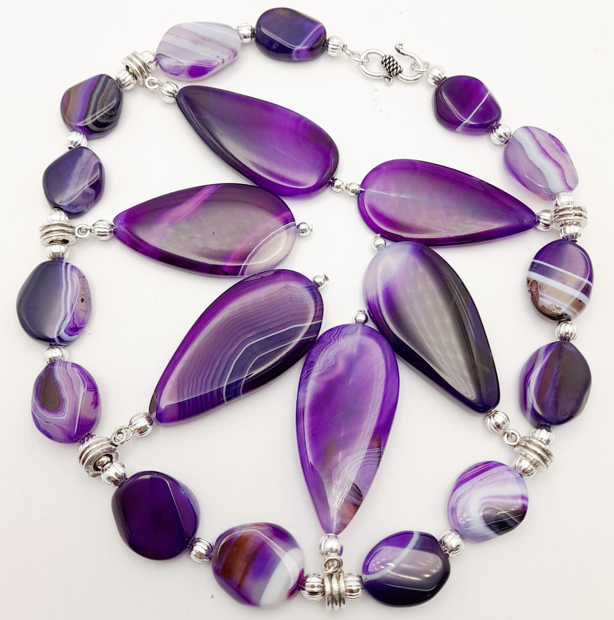 A statement, purple banded agate necklace and earrings set, necklace length: 45 cm, earrings length: - Image 2 of 4