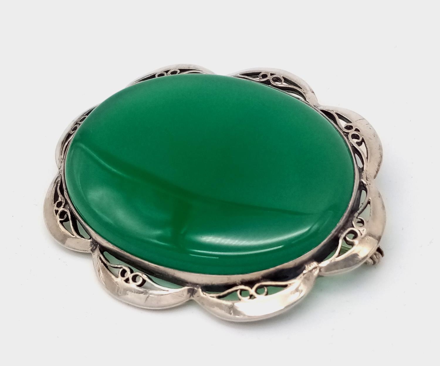 A Vintage Hallmarked 1976 Silver Green Chalcedony (aka Chrysoprase/Jadine) Brooch. 6cm Wide. Set - Image 3 of 8