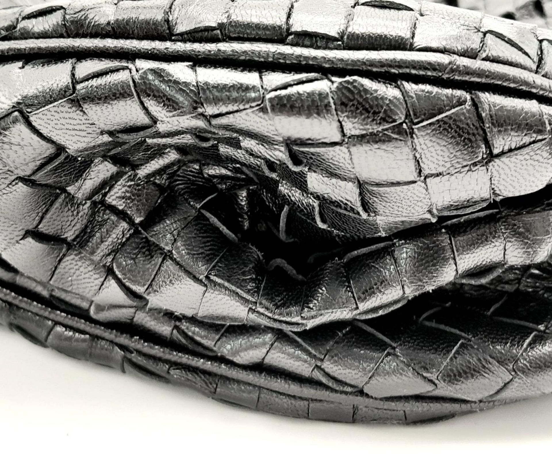 A Bottega Veneta Black Bag. Intrecciato leather exterior with two rolled leather handles. Beige - Bild 6 aus 7