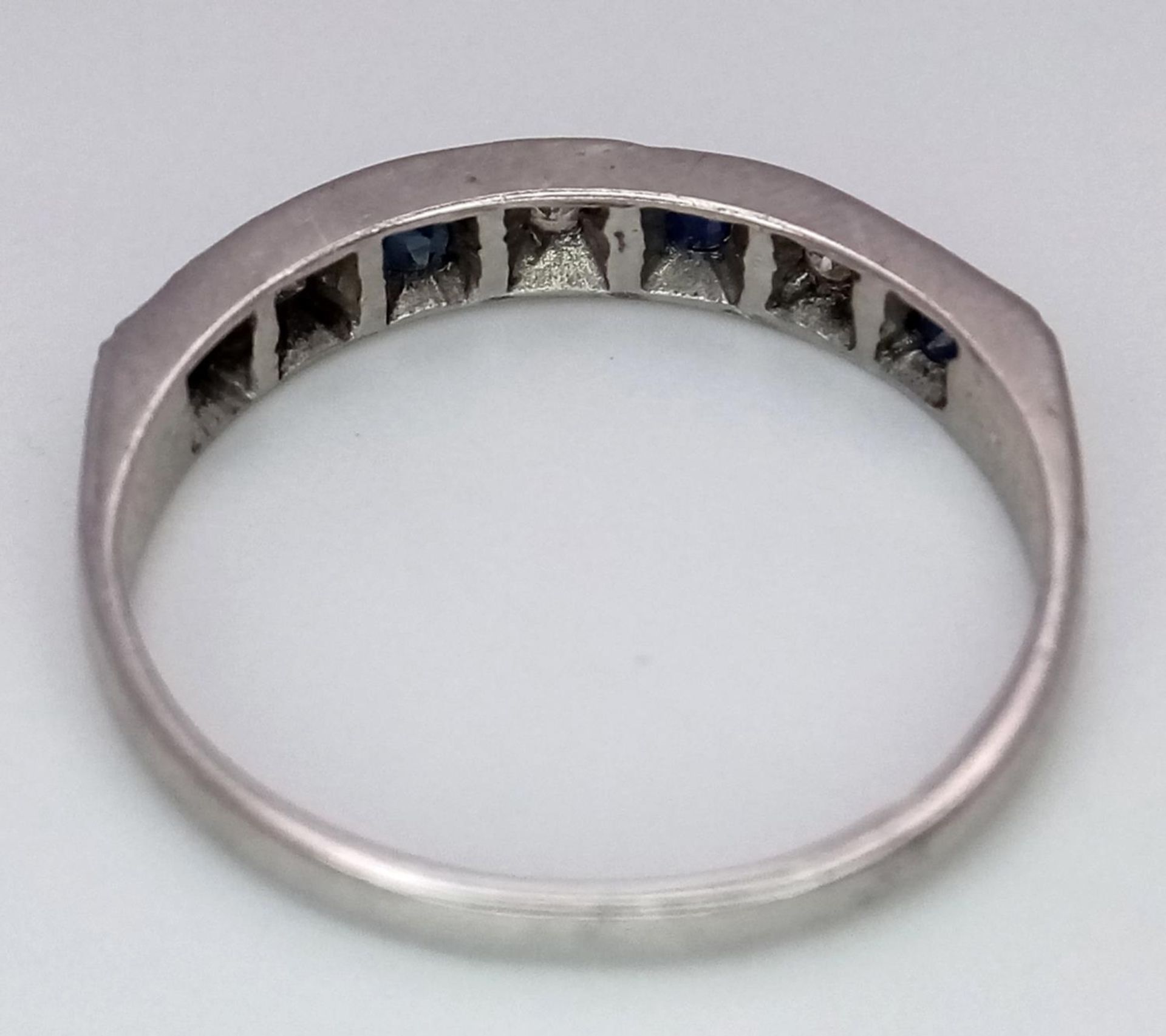 A 9K WHITE GOLD DIAMOND & SAPPHIRE BAND RING 2G SIZE N SPAS 9004 - Image 4 of 5