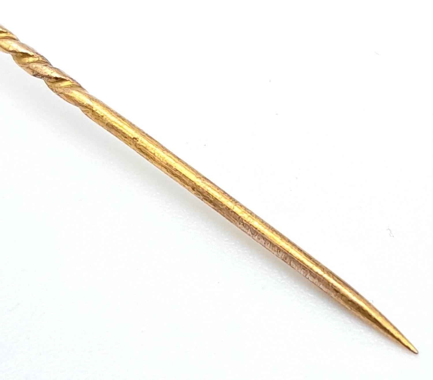A Vintage 9K (tested) Yellow Gold Stick Pin with Pearl Decoration. 5.5cm. 1g total weight. - Image 3 of 4