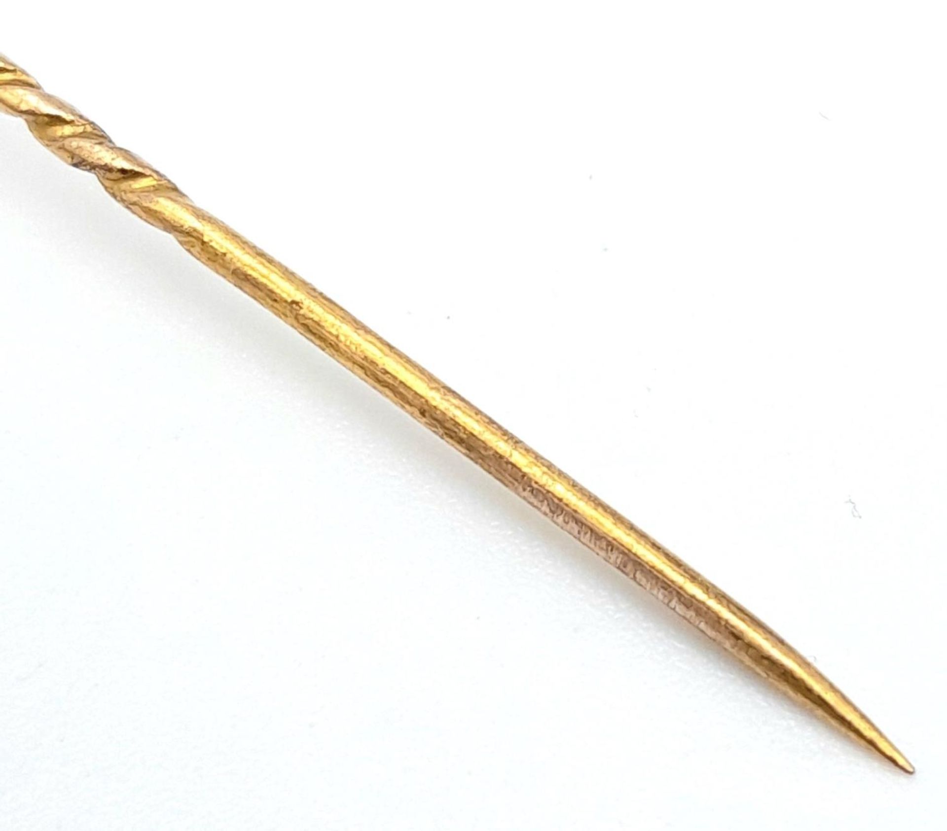 A Vintage 9K (tested) Yellow Gold Stick Pin with Pearl Decoration. 5.5cm. 1g total weight. - Bild 3 aus 4