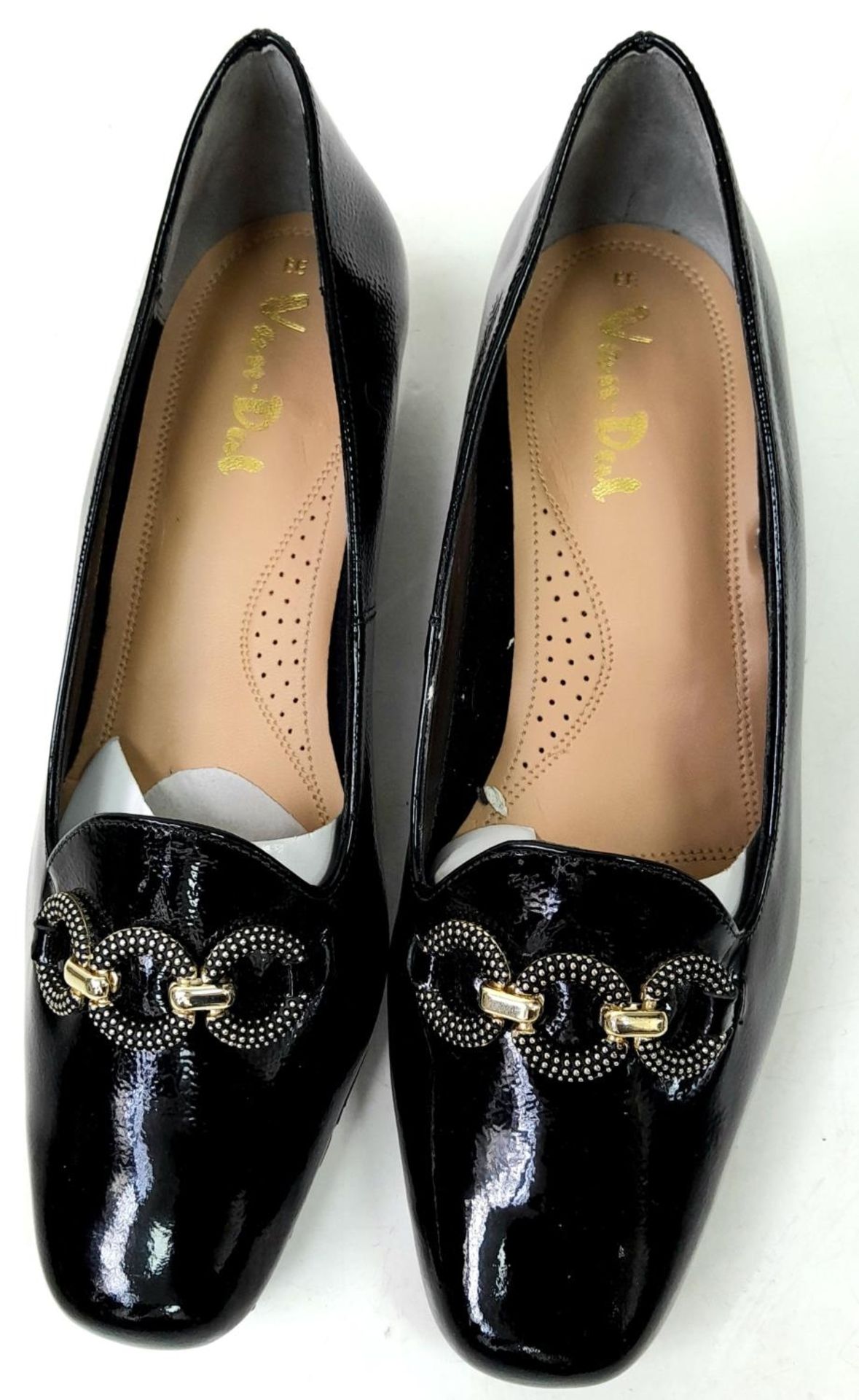 An Unused pair of "Twilight" lacquered ladies shoes by Van Dal, Size 5 ,1.5" heel. In box. - Bild 3 aus 10