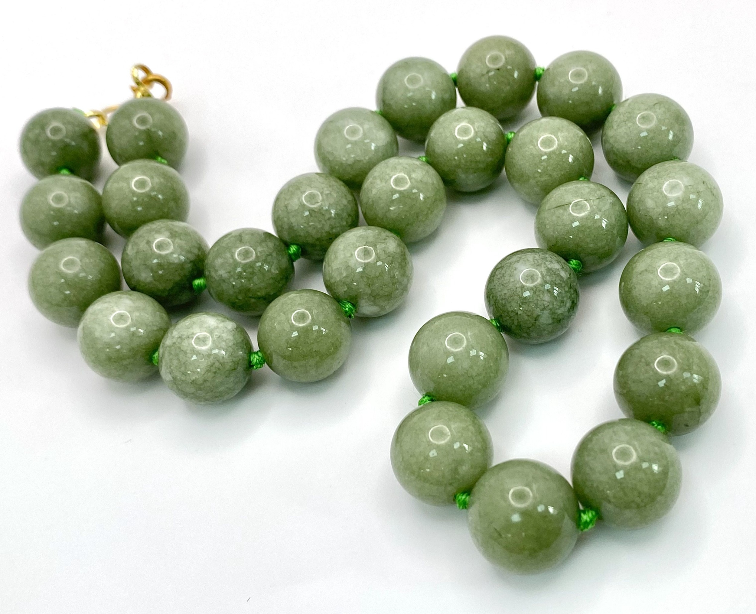 A Suite of Jade Jewellery. Includes bead necklace, earrings and brooch. - Image 3 of 5