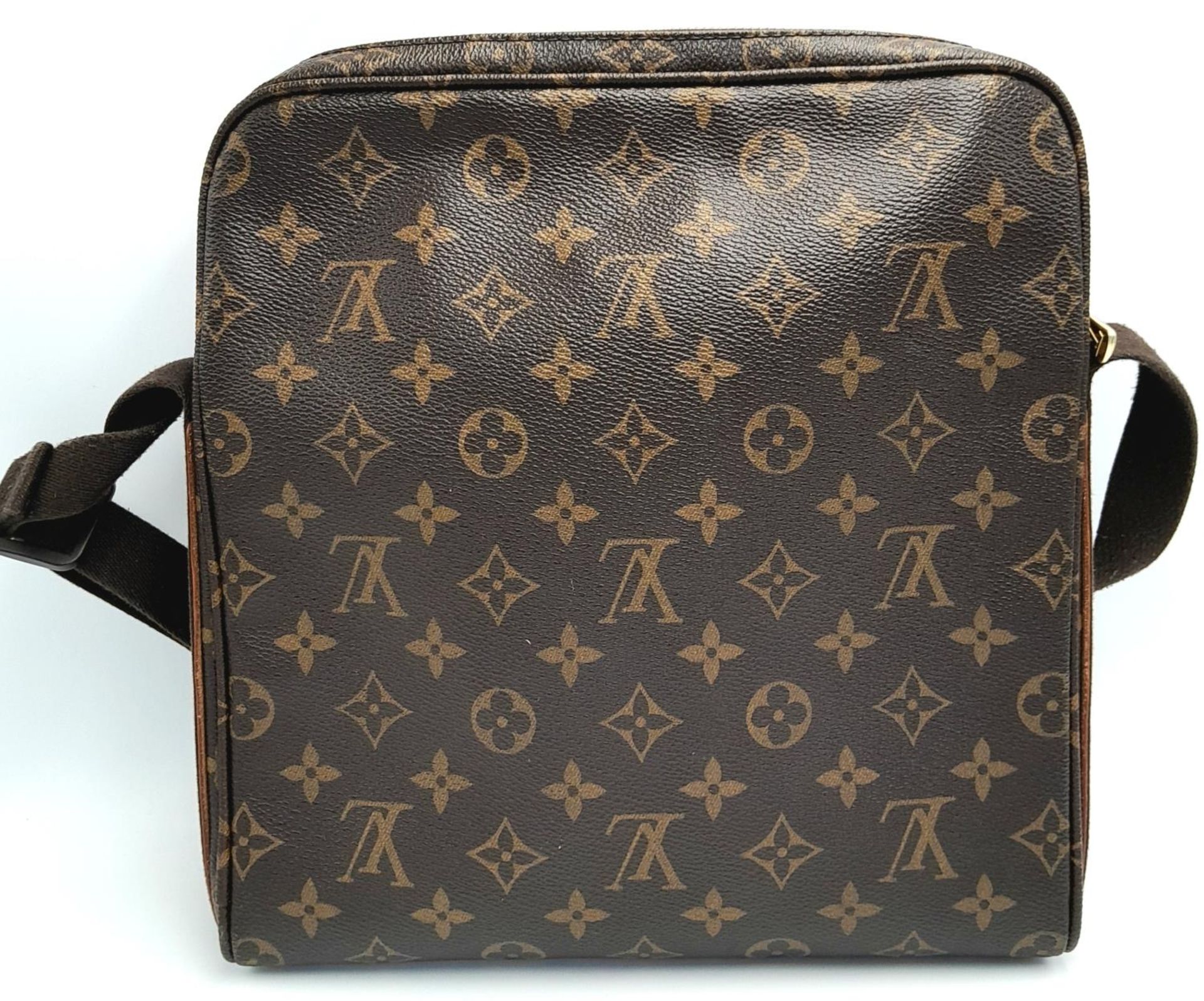 A Louis Vuitton Trotteur Beaubourg Satchel Bag. Monogramed canvas exterior with gold-toned hardware, - Image 2 of 9