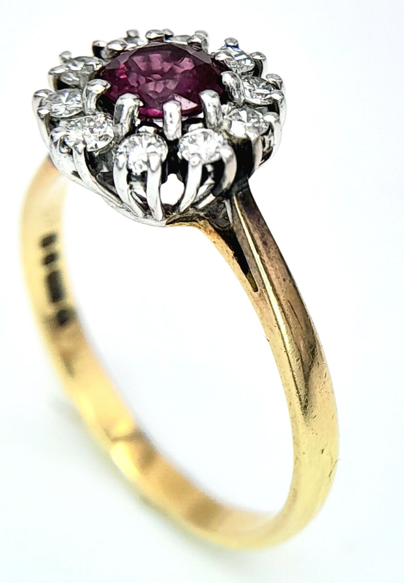 An 18K Yellow Gold, Ruby and Diamond Ring. Round cut ruby with a diamond halo. Size M 1/2. 2.8g - Image 4 of 8