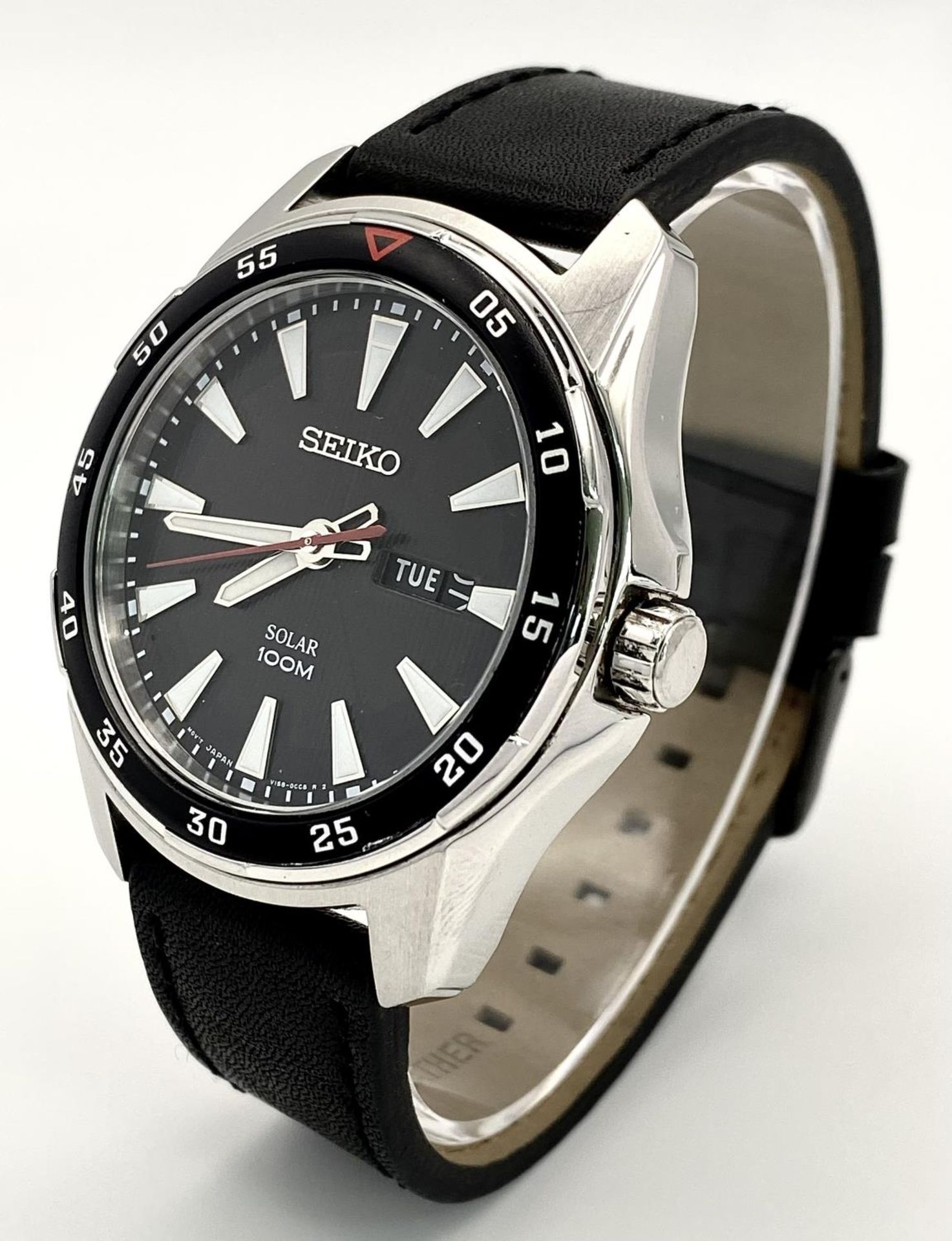 A Seiko Solar Gents Watch. Black leather strap. Stainless steel case - 44mm. Black dial with day/